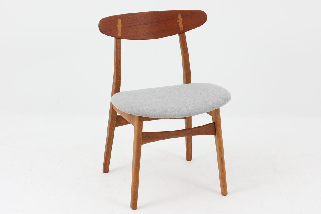 CH30は、ハンス・J・ウェグナーがデザインし、Carl Hansen & Son社によって製造された名作ダイニングチェア。チーク材とオーク材を組み合わせた美しいコントラストが特徴で、木の温もりと洗練されたフォルムが魅力です。特に背もたれと後ろ脚の繋ぎ目は、そのデザインの特徴となっており、独自性とクラフトマンシップの見本と言えるでしょう。背もたれにチーク材が使用された希少なモデルです。人気のため現在復刻されましたが、チーク材とオーク材の組み合わせはビンテージ品でのみ入手可能です。