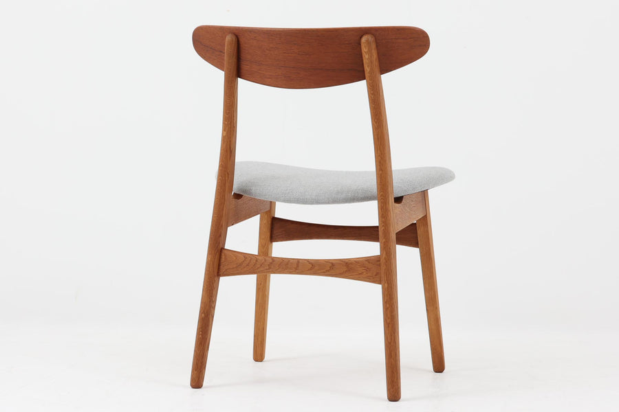 CH30は、ハンス・J・ウェグナーがデザインし、Carl Hansen & Son社によって製造された名作ダイニングチェア。チーク材とオーク材を組み合わせた美しいコントラストが特徴で、木の温もりと洗練されたフォルムが魅力です。特に背もたれと後ろ脚の繋ぎ目は、そのデザインの特徴となっており、独自性とクラフトマンシップの見本と言えるでしょう。背もたれにチーク材が使用された希少なモデルです。人気のため現在復刻されましたが、チーク材とオーク材の組み合わせはビンテージ品でのみ入手可能です。