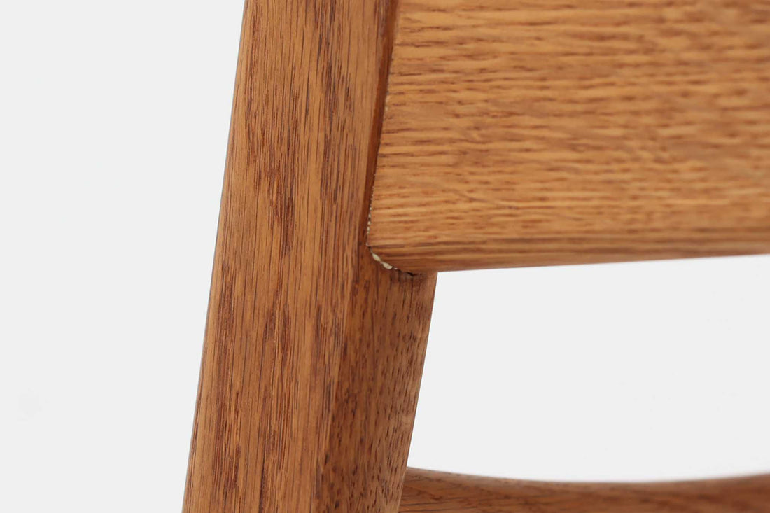 CH30は、ハンス・J・ウェグナーがデザインし、Carl Hansen & Son社によって製造された名作ダイニングチェア。チーク材とオーク材を組み合わせた美しいコントラストが特徴で、木の温もりと洗練されたフォルムが魅力です。特に背もたれと後ろ脚の繋ぎ目は、そのデザインの特徴となっており、独自性とクラフトマンシップの見本と言えるでしょう。背もたれにチーク材が使用された希少なモデルです。人気のため現在復刻されましたが、チーク材とオーク材の組み合わせはビンテージ品でのみ入手可能です。