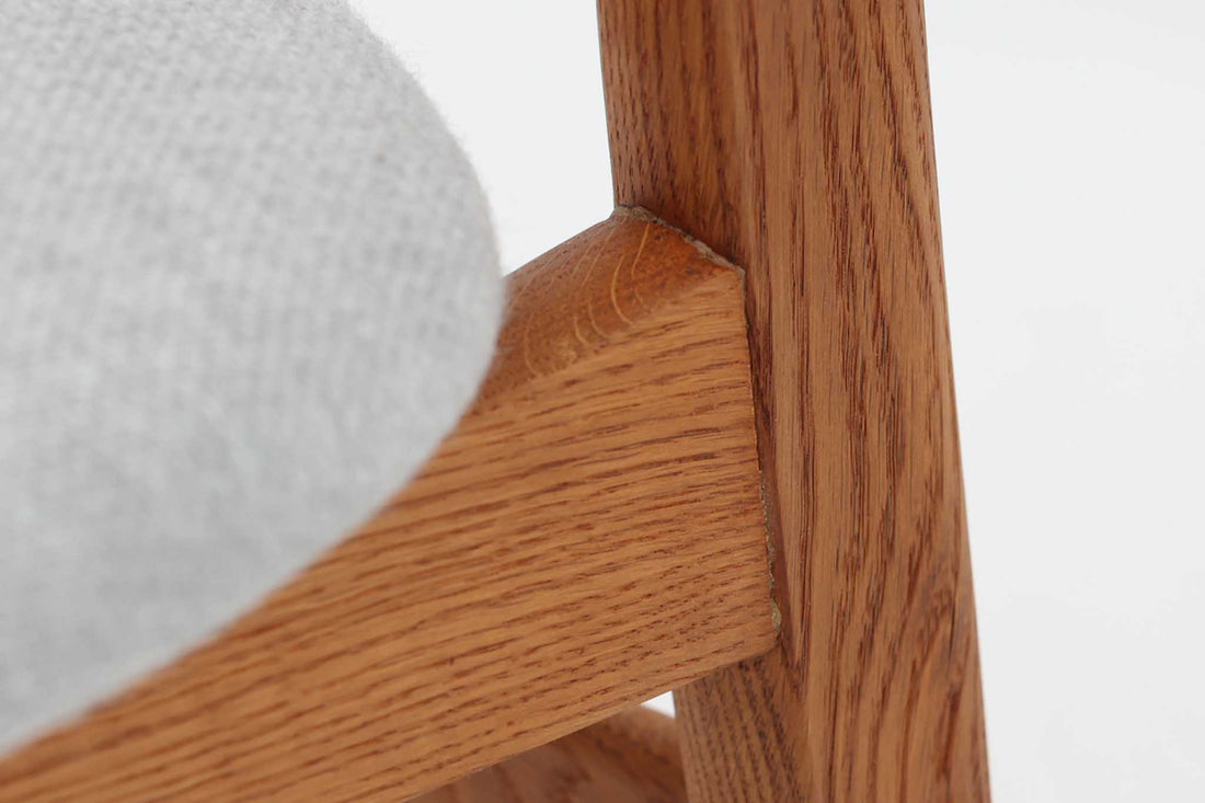 CH30は、ハンス・J・ウェグナーがデザインし、Carl Hansen & Son社によって製造された名作ダイニングチェア。チーク材とオーク材を組み合わせた美しいコントラストが特徴で、木の温もりと洗練されたフォルムが魅力です。特に背もたれと後ろ脚の繋ぎ目は、そのデザインの特徴となっており、独自性とクラフトマンシップの見本と言えるでしょう。背もたれにチーク材が使用された希少なモデルです。人気のため現在復刻されましたが、チーク材とオーク材の組み合わせはビンテージ品でのみ入手可能です。