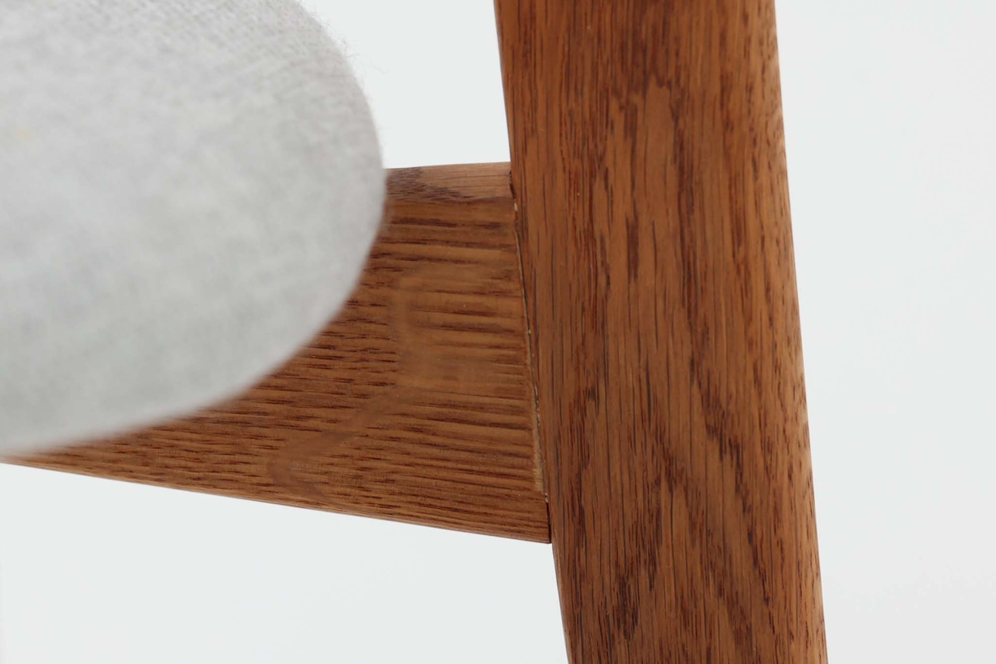 CH30は、ハンス・J・ウェグナーがデザインし、Carl Hansen &amp; Son社によって製造された名作ダイニングチェア。チーク材とオーク材を組み合わせた美しいコントラストが特徴で、木の温もりと洗練されたフォルムが魅力です。特に背もたれと後ろ脚の繋ぎ目は、そのデザインの特徴となっており、独自性とクラフトマンシップの見本と言えるでしょう。背もたれにチーク材が使用された希少なモデルです。人気のため現在復刻されましたが、チーク材とオーク材の組み合わせはビンテージ品でのみ入手可能です。