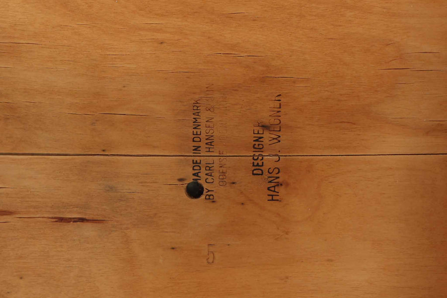 CH30は、ハンス・J・ウェグナーがデザインし、Carl Hansen & Son社によって製造された名作ダイニングチェア。チーク材とオーク材を組み合わせた美しいコントラストが特徴で、木の温もりと洗練されたフォルムが魅力です。特に背もたれと後ろ脚の繋ぎ目は、そのデザインの特徴となっており、独自性とクラフトマンシップの見本と言えるでしょう。背もたれにチーク材が使用された希少なモデルです。人気のため現在復刻されましたが、チーク材とオーク材の組み合わせはビンテージ品でのみ入手可能です。