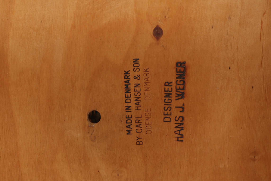 CH30は、ハンス・J・ウェグナーがデザインし、Carl Hansen & Son社によって製造された名作ダイニングチェア。チーク材とオーク材を組み合わせた美しいコントラストが特徴で、木の温もりと洗練されたフォルムが魅力です。特に背もたれと後ろ脚の繋ぎ目は、そのデザインの特徴となっており、独自性とクラフトマンシップの見本と言えるでしょう。背もたれにチーク材が使用された希少なモデルです。人気のため現在復刻されましたが、チーク材とオーク材の組み合わせはビンテージ品でのみ入手可能です。