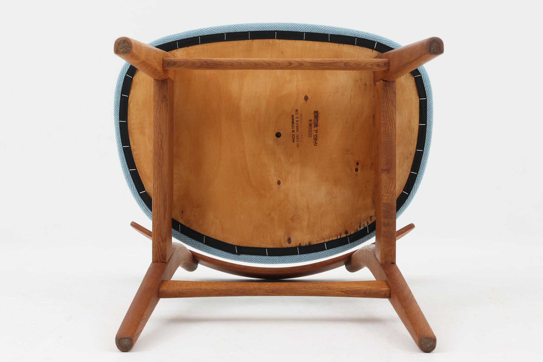 CH30は、ハンス・J・ウェグナーがデザインし、Carl Hansen & Son社によって製造された名作ダイニングチェア。チーク材とオーク材を組み合わせた美しいコントラストが特徴で、木の温もりと洗練されたフォルムが魅力です。特に背もたれと後ろ脚の繋ぎ目は、そのデザインの特徴となっており、独自性とクラフトマンシップの見本と言えるでしょう。背もたれにチーク材が使用された希少なモデルです。人気のため現在復刻されましたが、チーク材とオーク材の組み合わせはビンテージ品でのみ入手可能です。