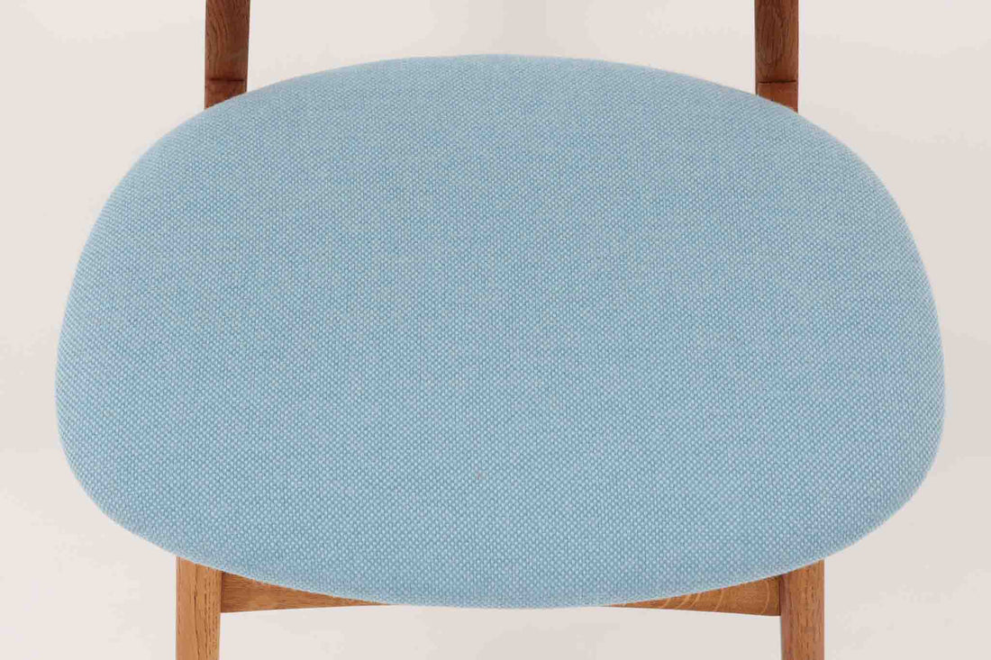 CH30は、ハンス・J・ウェグナーがデザインし、Carl Hansen & Son社によって製造された名作ダイニングチェア。チーク材とオーク材を組み合わせた美しいコントラストが特徴で、木の温もりと洗練されたフォルムが魅力です。特に背もたれと後ろ脚の繋ぎ目は、そのデザインの特徴となっており、独自性とクラフトマンシップの見本と言えるでしょう。背もたれにチーク材が使用された希少なモデルです。人気のため現在復刻されましたが、チーク材とオーク材の組み合わせはビンテージ品でのみ入手可能です。