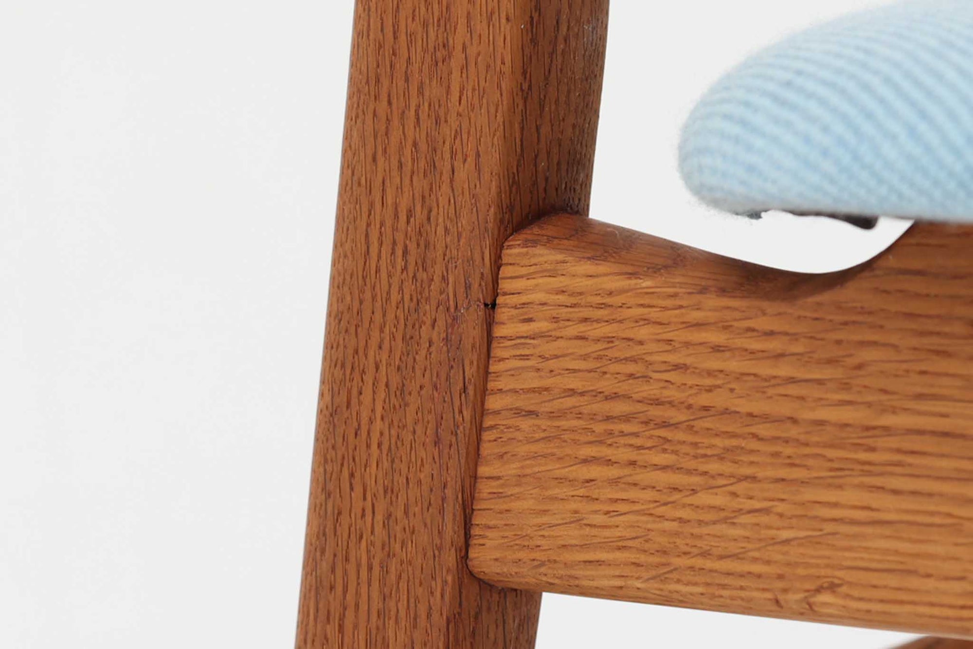 CH30は、ハンス・J・ウェグナーがデザインし、Carl Hansen &amp; Son社によって製造された名作ダイニングチェア。チーク材とオーク材を組み合わせた美しいコントラストが特徴で、木の温もりと洗練されたフォルムが魅力です。特に背もたれと後ろ脚の繋ぎ目は、そのデザインの特徴となっており、独自性とクラフトマンシップの見本と言えるでしょう。背もたれにチーク材が使用された希少なモデルです。人気のため現在復刻されましたが、チーク材とオーク材の組み合わせはビンテージ品でのみ入手可能です。