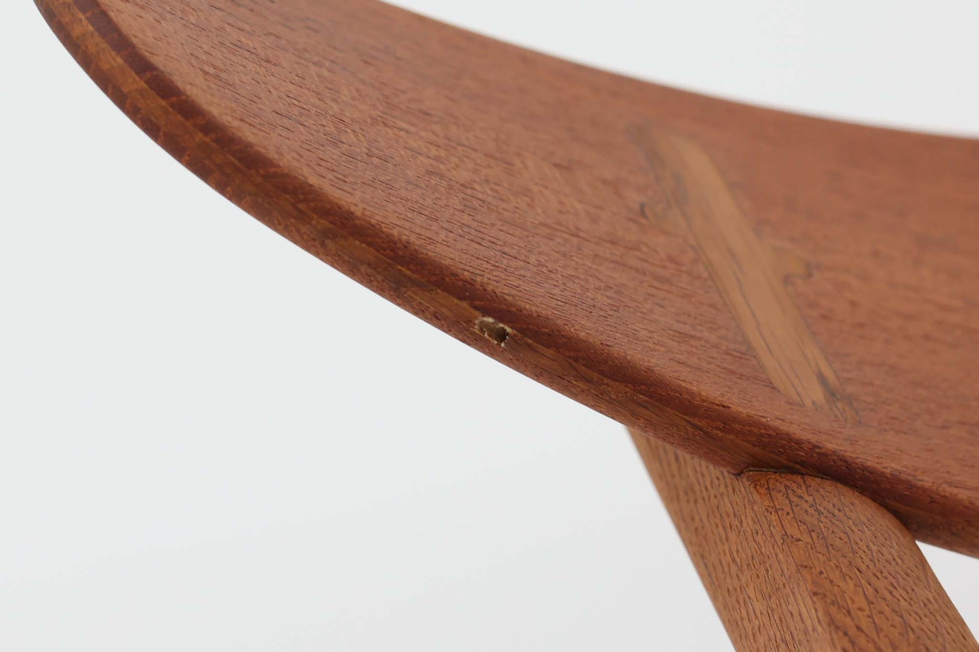 CH30は、ハンス・J・ウェグナーがデザインし、Carl Hansen &amp; Son社によって製造された名作ダイニングチェア。チーク材とオーク材を組み合わせた美しいコントラストが特徴で、木の温もりと洗練されたフォルムが魅力です。特に背もたれと後ろ脚の繋ぎ目は、そのデザインの特徴となっており、独自性とクラフトマンシップの見本と言えるでしょう。背もたれにチーク材が使用された希少なモデルです。人気のため現在復刻されましたが、チーク材とオーク材の組み合わせはビンテージ品でのみ入手可能です。