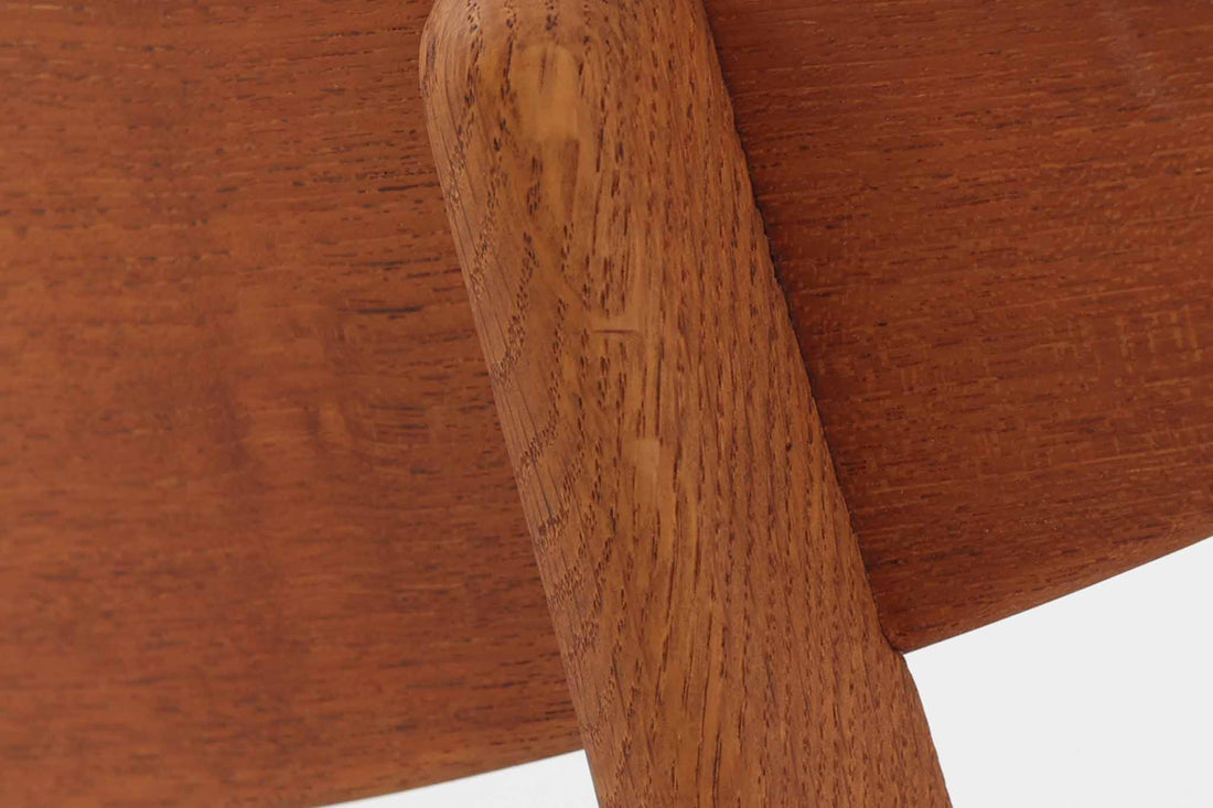 CH30は、ハンス・J・ウェグナーがデザインし、Carl Hansen & Son社によって製造された名作ダイニングチェア。チーク材とオーク材を組み合わせた美しいコントラストが特徴で、木の温もりと洗練されたフォルムが魅力です。特に背もたれと後ろ脚の繋ぎ目は、そのデザインの特徴となっており、独自性とクラフトマンシップの見本と言えるでしょう。背もたれにチーク材が使用された希少なモデルです。人気のため現在復刻されましたが、チーク材とオーク材の組み合わせはビンテージ品でのみ入手可能です。
