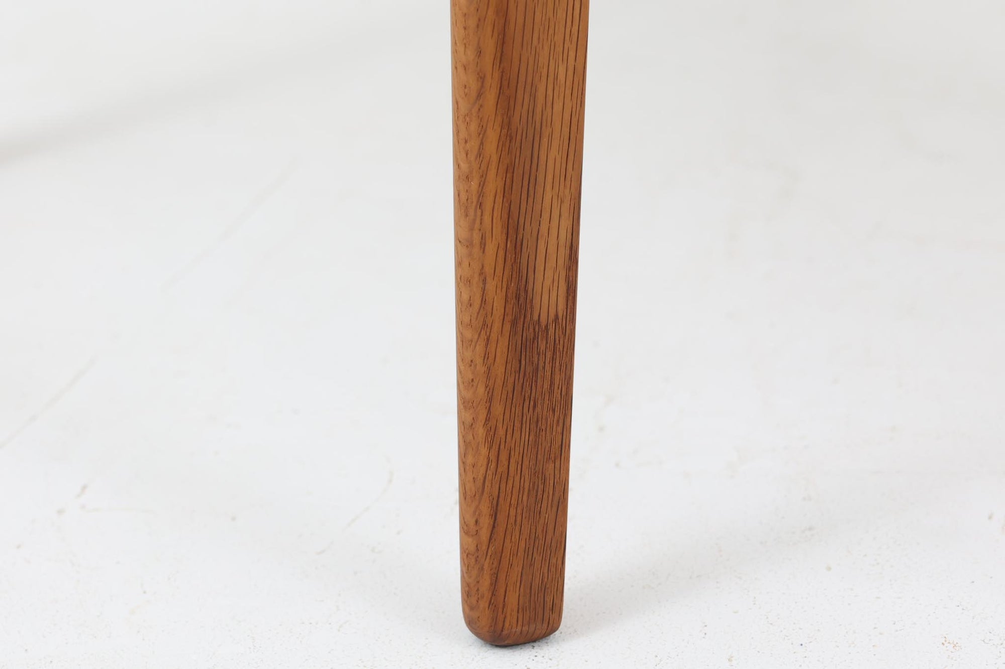 CH30は、ハンス・J・ウェグナーがデザインし、Carl Hansen &amp; Son社によって製造された名作ダイニングチェア。チーク材とオーク材を組み合わせた美しいコントラストが特徴で、木の温もりと洗練されたフォルムが魅力です。特に背もたれと後ろ脚の繋ぎ目は、そのデザインの特徴となっており、独自性とクラフトマンシップの見本と言えるでしょう。背もたれにチーク材が使用された希少なモデルです。人気のため現在復刻されましたが、チーク材とオーク材の組み合わせはビンテージ品でのみ入手可能です。