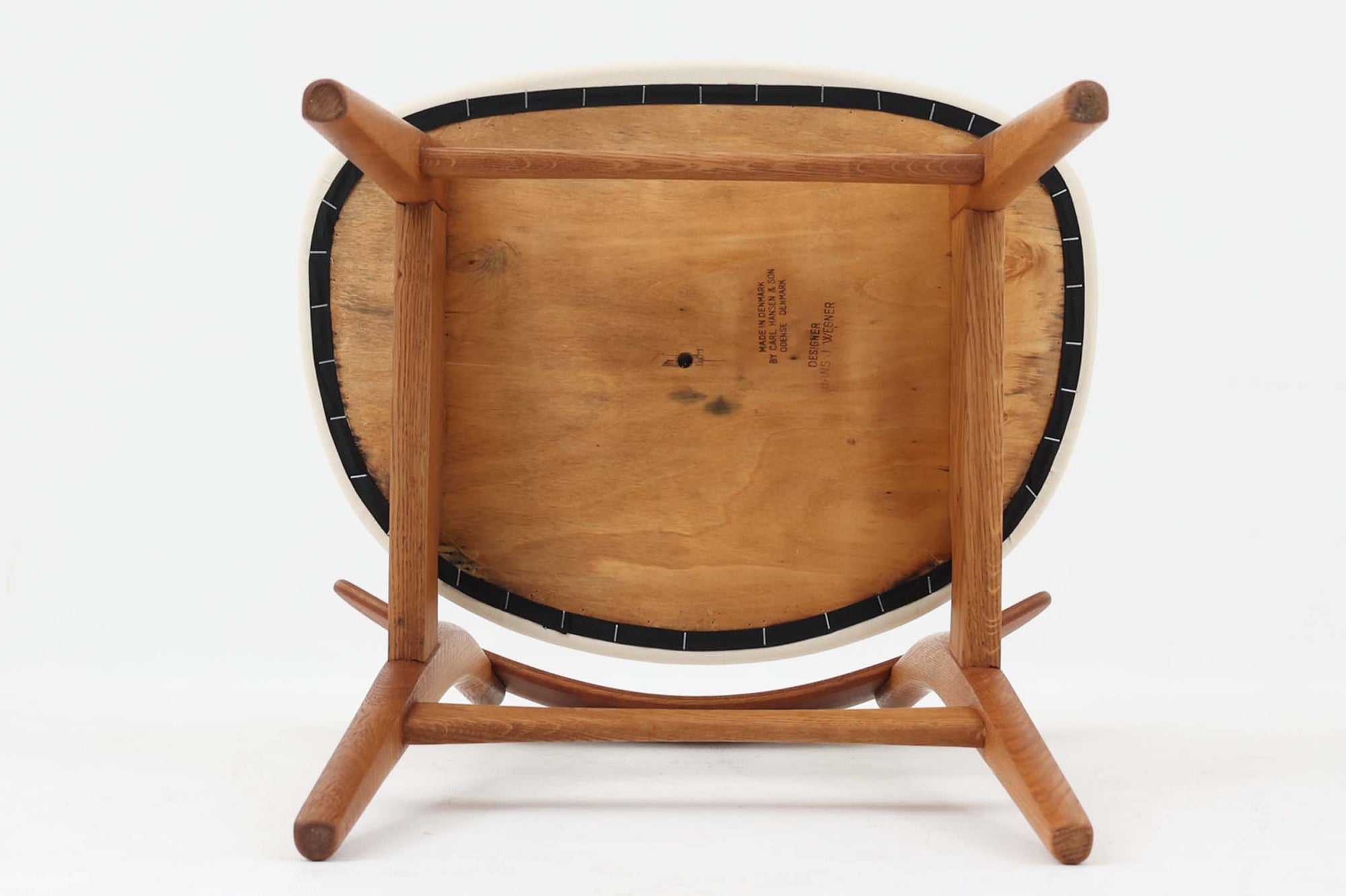 CH30は、ハンス・J・ウェグナーがデザインし、Carl Hansen &amp; Son社によって製造された名作ダイニングチェア。チーク材とオーク材を組み合わせた美しいコントラストが特徴で、木の温もりと洗練されたフォルムが魅力です。特に背もたれと後ろ脚の繋ぎ目は、そのデザインの特徴となっており、独自性とクラフトマンシップの見本と言えるでしょう。背もたれにチーク材が使用された希少なモデルです。人気のため現在復刻されましたが、チーク材とオーク材の組み合わせはビンテージ品でのみ入手可能です。