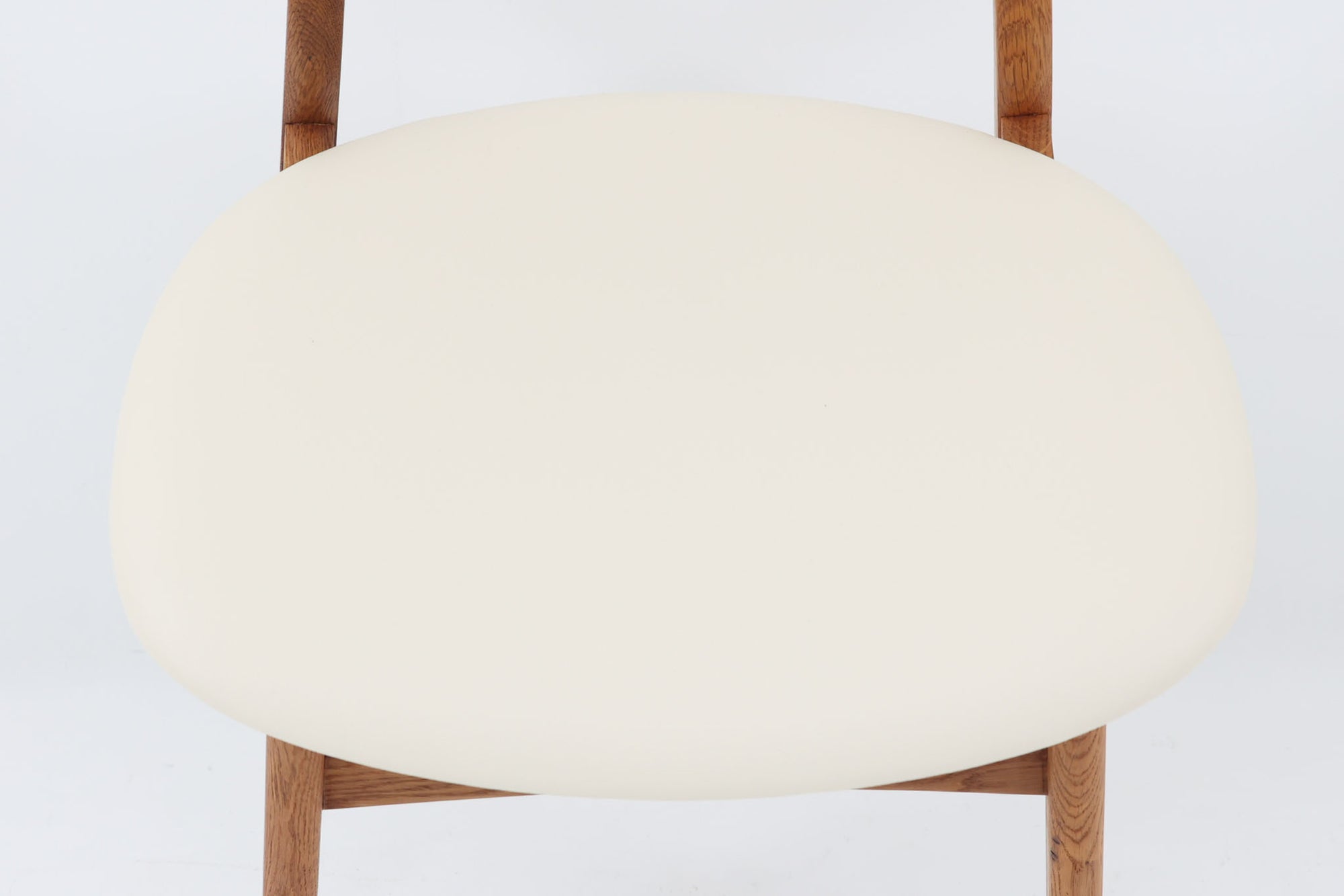 CH30は、ハンス・J・ウェグナーがデザインし、Carl Hansen &amp; Son社によって製造された名作ダイニングチェア。チーク材とオーク材を組み合わせた美しいコントラストが特徴で、木の温もりと洗練されたフォルムが魅力です。特に背もたれと後ろ脚の繋ぎ目は、そのデザインの特徴となっており、独自性とクラフトマンシップの見本と言えるでしょう。背もたれにチーク材が使用された希少なモデルです。人気のため現在復刻されましたが、チーク材とオーク材の組み合わせはビンテージ品でのみ入手可能です。