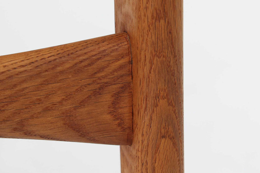 CH30は、ハンス・J・ウェグナーがデザインし、Carl Hansen & Son社によって製造された名作ダイニングチェア。チーク材とオーク材を組み合わせた美しいコントラストが特徴で、木の温もりと洗練されたフォルムが魅力です。特に背もたれと後ろ脚の繋ぎ目は、そのデザインの特徴となっており、独自性とクラフトマンシップの見本と言えるでしょう。背もたれにチーク材が使用された希少なモデルです。人気のため現在復刻されましたが、チーク材とオーク材の組み合わせはビンテージ品でのみ入手可能です。