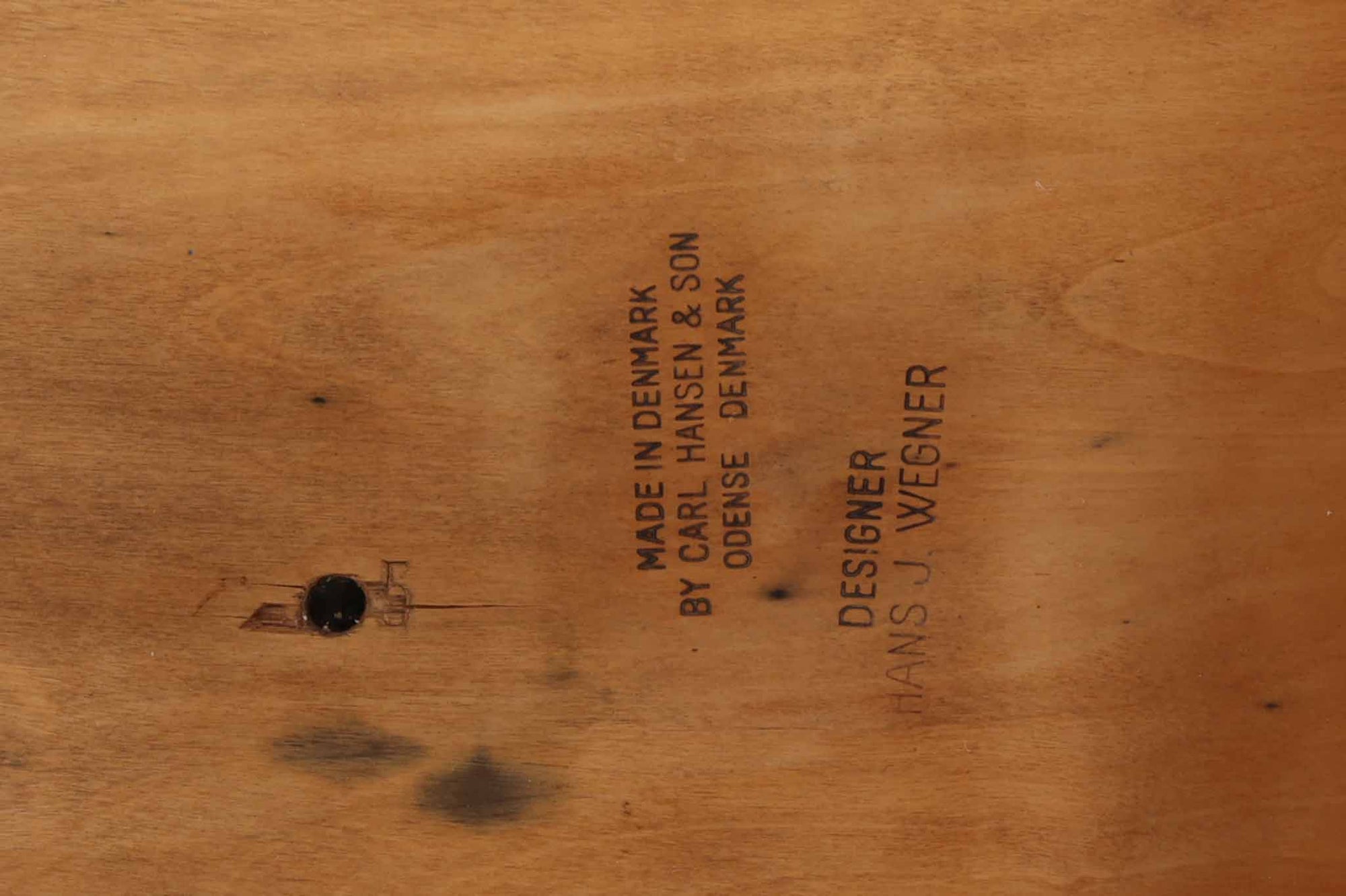 CH30は、ハンス・J・ウェグナーがデザインし、Carl Hansen &amp; Son社によって製造された名作ダイニングチェア。チーク材とオーク材を組み合わせた美しいコントラストが特徴で、木の温もりと洗練されたフォルムが魅力です。特に背もたれと後ろ脚の繋ぎ目は、そのデザインの特徴となっており、独自性とクラフトマンシップの見本と言えるでしょう。背もたれにチーク材が使用された希少なモデルです。人気のため現在復刻されましたが、チーク材とオーク材の組み合わせはビンテージ品でのみ入手可能です。