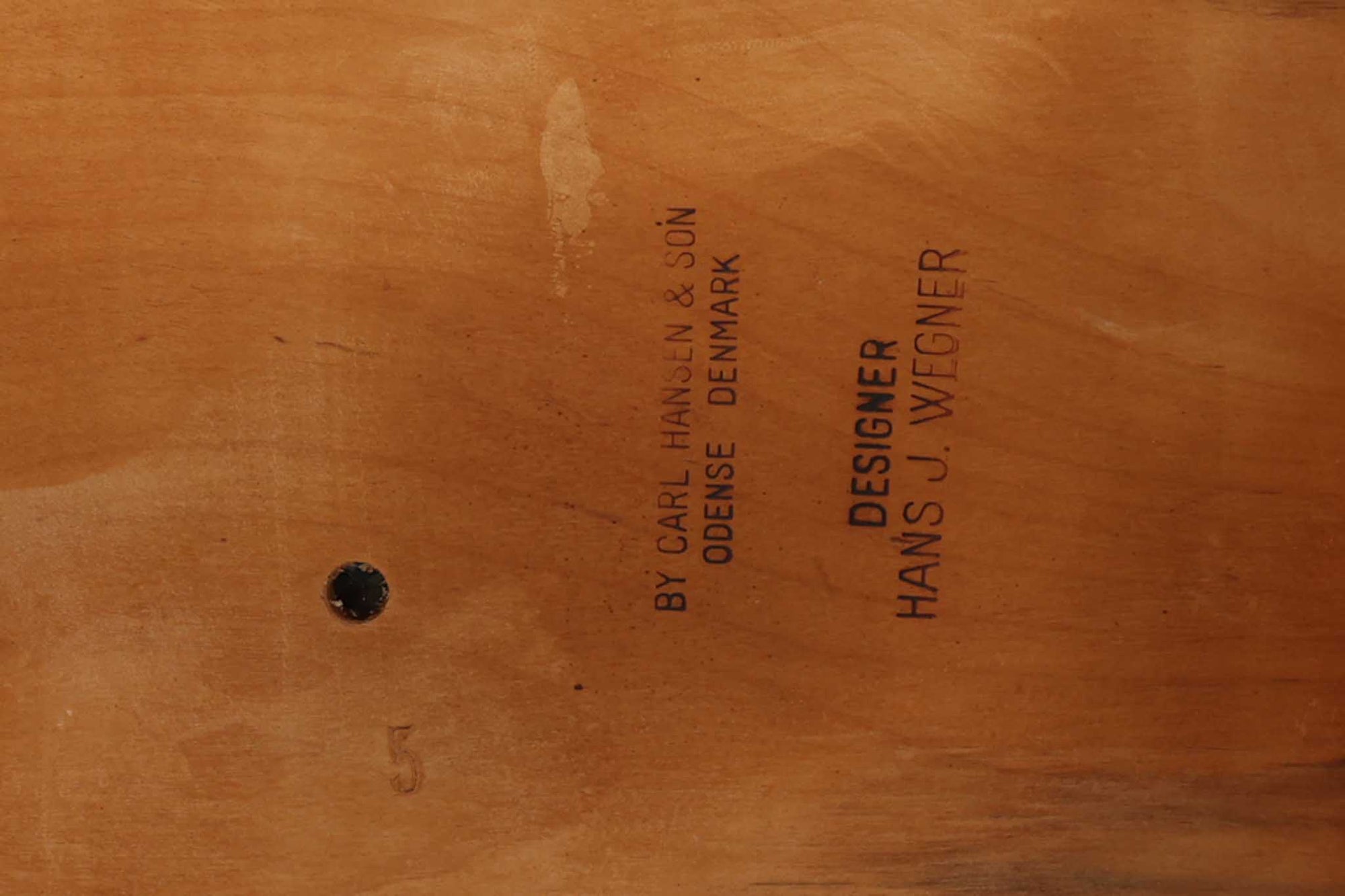 CH30は、ハンス・J・ウェグナーがデザインし、Carl Hansen &amp; Son社によって製造された名作ダイニングチェア。チーク材とオーク材を組み合わせた美しいコントラストが特徴で、木の温もりと洗練されたフォルムが魅力です。特に背もたれと後ろ脚の繋ぎ目は、そのデザインの特徴となっており、独自性とクラフトマンシップの見本と言えるでしょう。背もたれにチーク材が使用された希少なモデルです。人気のため現在復刻されましたが、チーク材とオーク材の組み合わせはビンテージ品でのみ入手可能です。