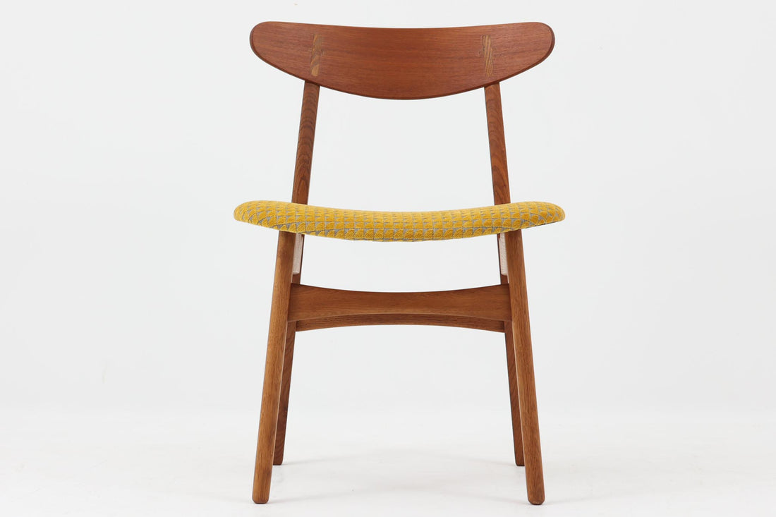 CH30は、ハンス・J・ウェグナーがデザインし、Carl Hansen & Son社によって製造された名作ダイニングチェア。チーク材とオーク材を組み合わせた美しいコントラストが特徴で、木の温もりと洗練されたフォルムが魅力です。特に背もたれと後ろ脚の繋ぎ目は、そのデザインの特徴となっており、独自性とクラフトマンシップの見本と言えるでしょう。背もたれにチーク材が使用された希少なモデルです。人気のため現在復刻されましたが、チーク材とオーク材の組み合わせはビンテージ品でのみ入手可能です。