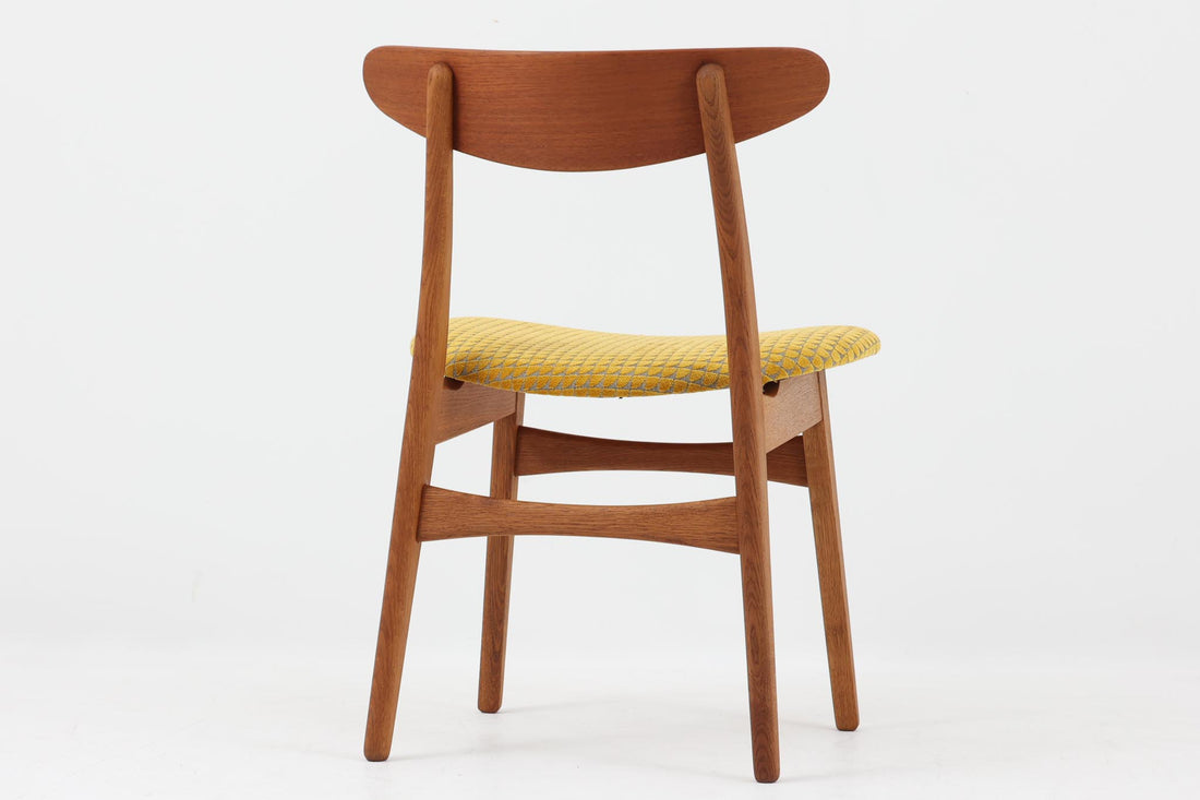 CH30は、ハンス・J・ウェグナーがデザインし、Carl Hansen & Son社によって製造された名作ダイニングチェア。チーク材とオーク材を組み合わせた美しいコントラストが特徴で、木の温もりと洗練されたフォルムが魅力です。特に背もたれと後ろ脚の繋ぎ目は、そのデザインの特徴となっており、独自性とクラフトマンシップの見本と言えるでしょう。背もたれにチーク材が使用された希少なモデルです。人気のため現在復刻されましたが、チーク材とオーク材の組み合わせはビンテージ品でのみ入手可能です。
