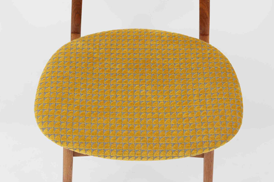 CH30は、ハンス・J・ウェグナーがデザインし、Carl Hansen & Son社によって製造された名作ダイニングチェア。チーク材とオーク材を組み合わせた美しいコントラストが特徴で、木の温もりと洗練されたフォルムが魅力です。特に背もたれと後ろ脚の繋ぎ目は、そのデザインの特徴となっており、独自性とクラフトマンシップの見本と言えるでしょう。背もたれにチーク材が使用された希少なモデルです。人気のため現在復刻されましたが、チーク材とオーク材の組み合わせはビンテージ品でのみ入手可能です。