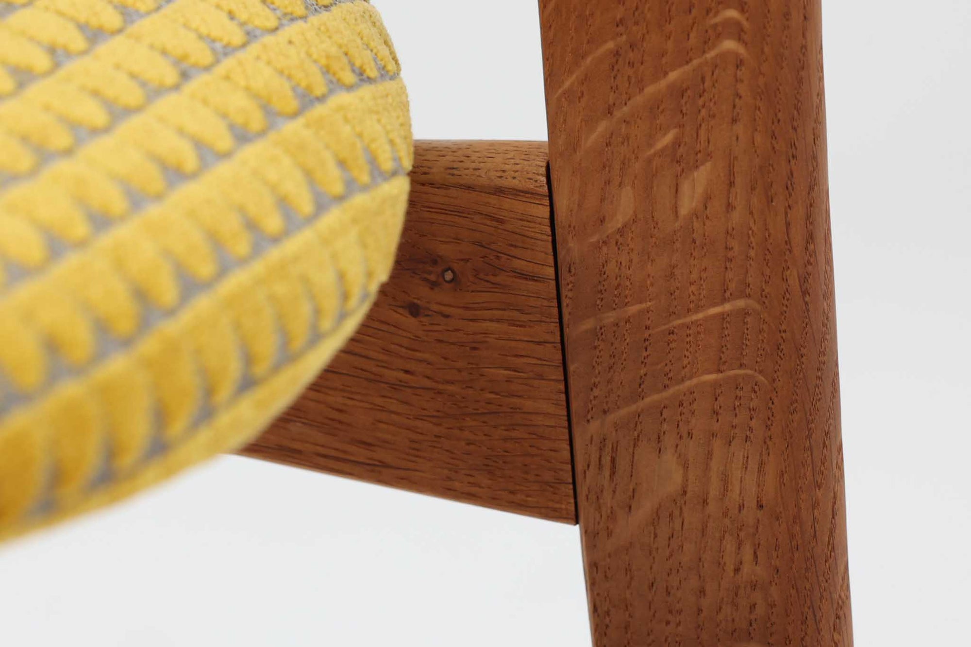 CH30は、ハンス・J・ウェグナーがデザインし、Carl Hansen &amp; Son社によって製造された名作ダイニングチェア。チーク材とオーク材を組み合わせた美しいコントラストが特徴で、木の温もりと洗練されたフォルムが魅力です。特に背もたれと後ろ脚の繋ぎ目は、そのデザインの特徴となっており、独自性とクラフトマンシップの見本と言えるでしょう。背もたれにチーク材が使用された希少なモデルです。人気のため現在復刻されましたが、チーク材とオーク材の組み合わせはビンテージ品でのみ入手可能です。