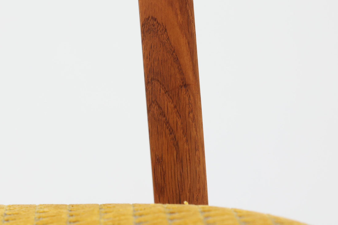 CH30は、ハンス・J・ウェグナーがデザインし、Carl Hansen & Son社によって製造された名作ダイニングチェア。チーク材とオーク材を組み合わせた美しいコントラストが特徴で、木の温もりと洗練されたフォルムが魅力です。特に背もたれと後ろ脚の繋ぎ目は、そのデザインの特徴となっており、独自性とクラフトマンシップの見本と言えるでしょう。背もたれにチーク材が使用された希少なモデルです。人気のため現在復刻されましたが、チーク材とオーク材の組み合わせはビンテージ品でのみ入手可能です。