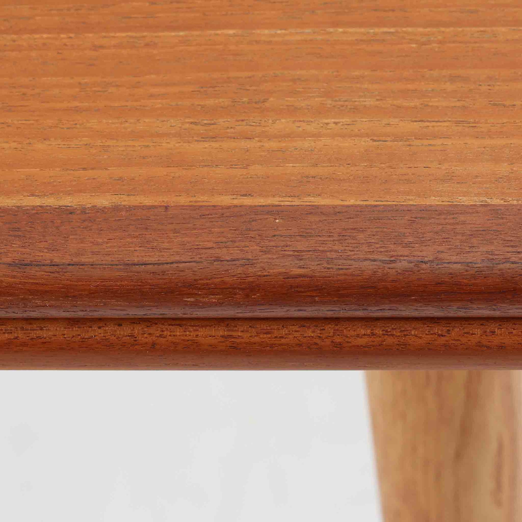 Hans J. Wegnerがデザインを手がけ、Andreas Tuck社から発表されたエクステンションダイニングテーブル「AT312」は、チークとオークのコントラストが美しい北欧ビンテージの名作です。幅140cmから240cmまで拡張可能な機能的な構造により、日常使いから来客時まで柔軟に対応します。緩やかにテーパーした脚部や天板縁の繊細な面取りなど、細部にまでウェグナーの美意識が息づいており、使い込むほどに味わいを深める逸品です。