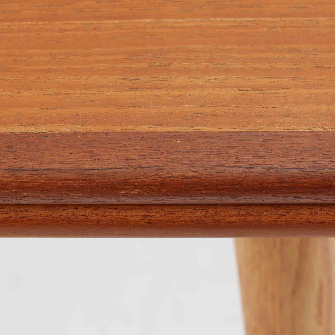 Hans J. Wegnerがデザインを手がけ、Andreas Tuck社から発表されたエクステンションダイニングテーブル「AT312」は、チークとオークのコントラストが美しい北欧ビンテージの名作です。幅140cmから240cmまで拡張可能な機能的な構造により、日常使いから来客時まで柔軟に対応します。緩やかにテーパーした脚部や天板縁の繊細な面取りなど、細部にまでウェグナーの美意識が息づいており、使い込むほどに味わいを深める逸品です。