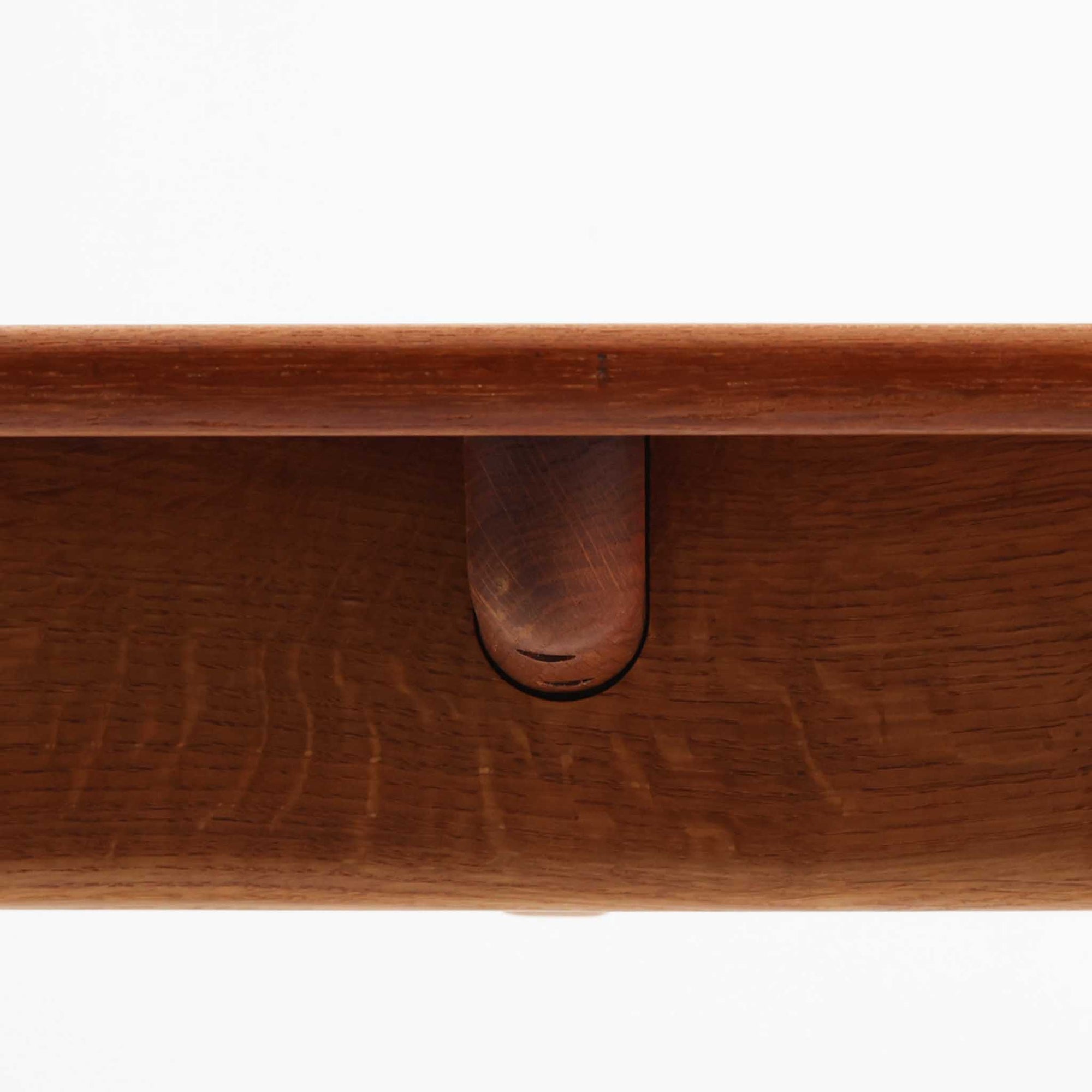 Hans J. Wegnerがデザインを手がけ、Andreas Tuck社から発表されたエクステンションダイニングテーブル「AT312」は、チークとオークのコントラストが美しい北欧ビンテージの名作です。幅140cmから240cmまで拡張可能な機能的な構造により、日常使いから来客時まで柔軟に対応します。緩やかにテーパーした脚部や天板縁の繊細な面取りなど、細部にまでウェグナーの美意識が息づいており、使い込むほどに味わいを深める逸品です。