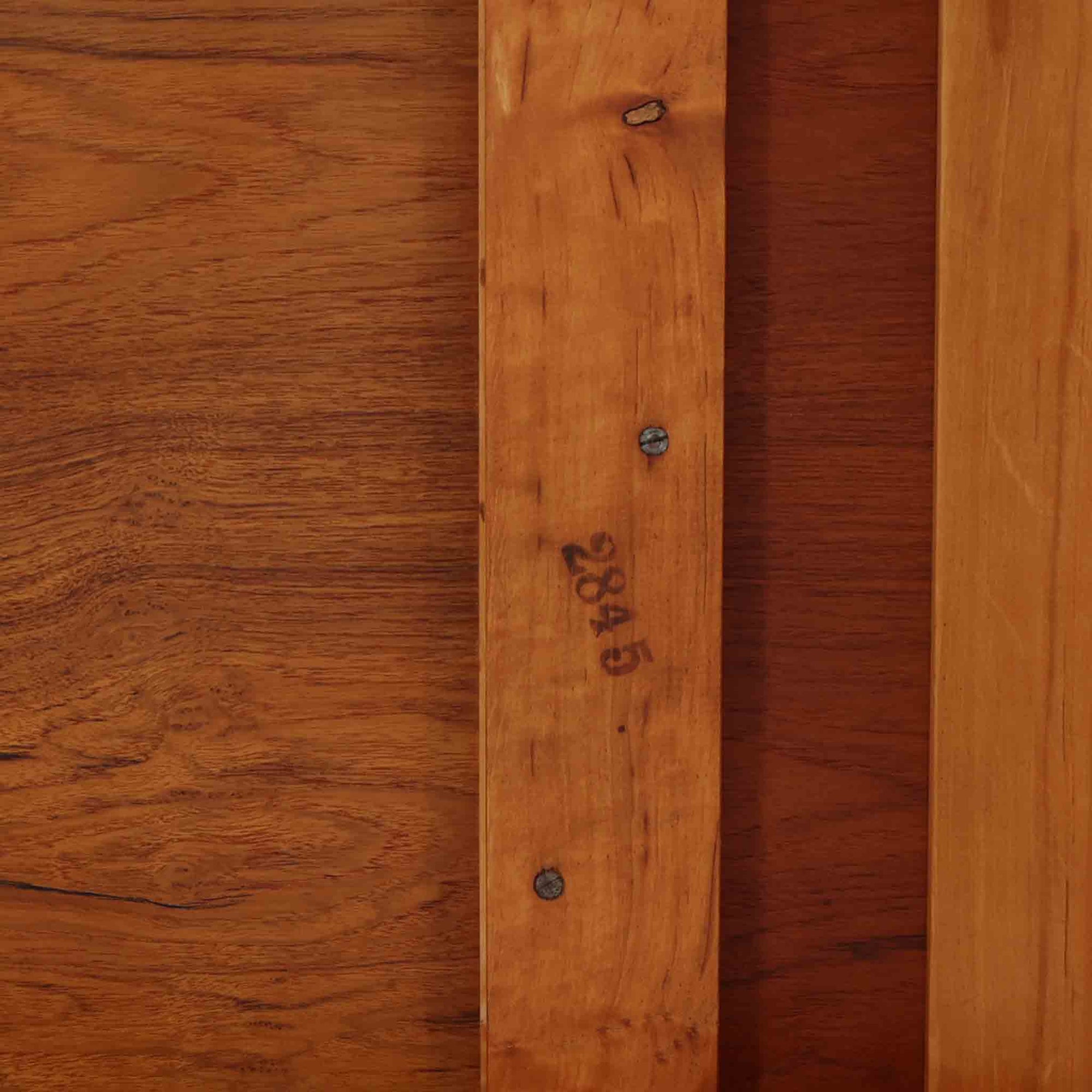 Hans J. Wegnerがデザインを手がけ、Andreas Tuck社から発表されたエクステンションダイニングテーブル「AT312」は、チークとオークのコントラストが美しい北欧ビンテージの名作です。幅140cmから240cmまで拡張可能な機能的な構造により、日常使いから来客時まで柔軟に対応します。緩やかにテーパーした脚部や天板縁の繊細な面取りなど、細部にまでウェグナーの美意識が息づいており、使い込むほどに味わいを深める逸品です。