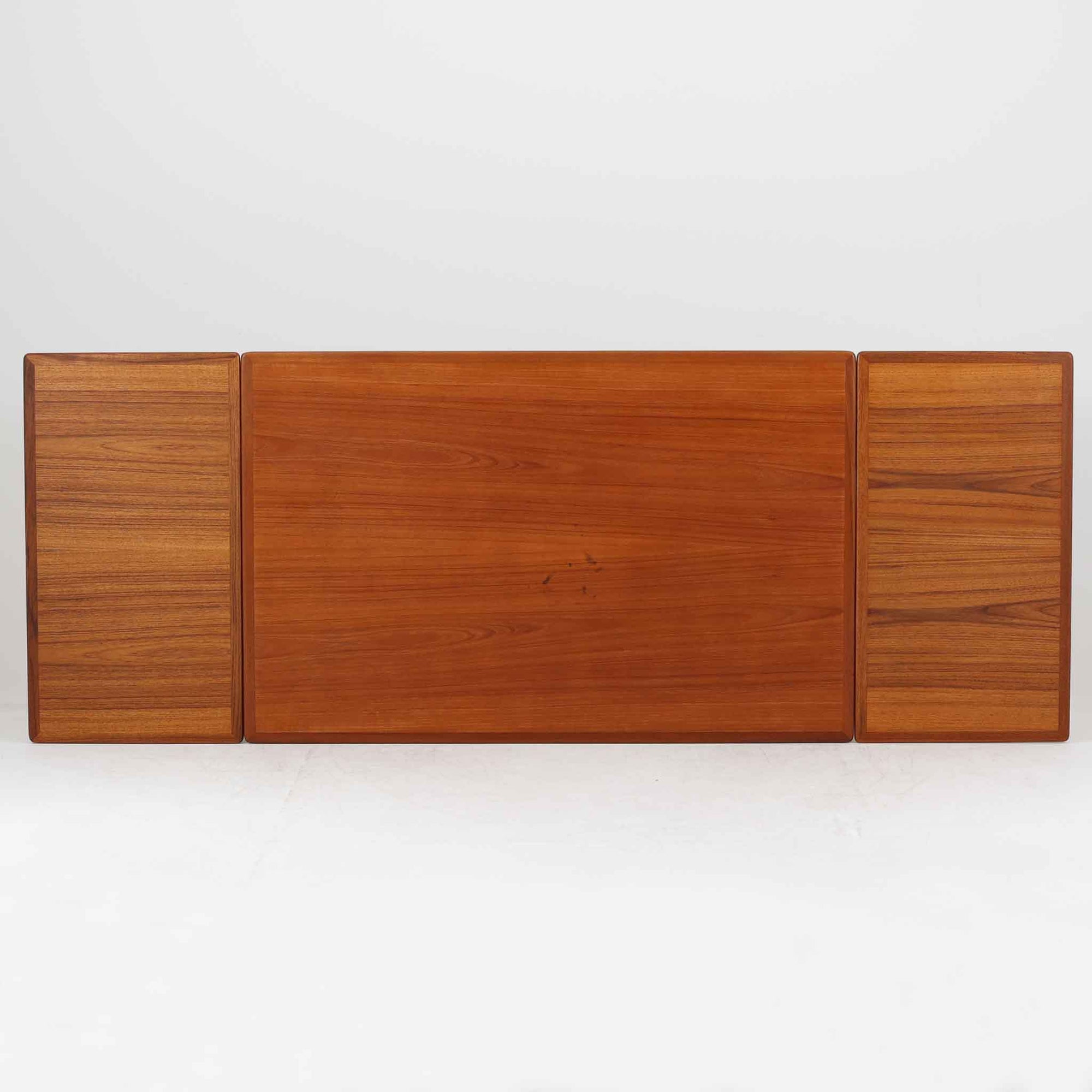 Hans J. Wegnerがデザインを手がけ、Andreas Tuck社から発表されたエクステンションダイニングテーブル「AT312」は、チークとオークのコントラストが美しい北欧ビンテージの名作です。幅140cmから240cmまで拡張可能な機能的な構造により、日常使いから来客時まで柔軟に対応します。緩やかにテーパーした脚部や天板縁の繊細な面取りなど、細部にまでウェグナーの美意識が息づいており、使い込むほどに味わいを深める逸品です。