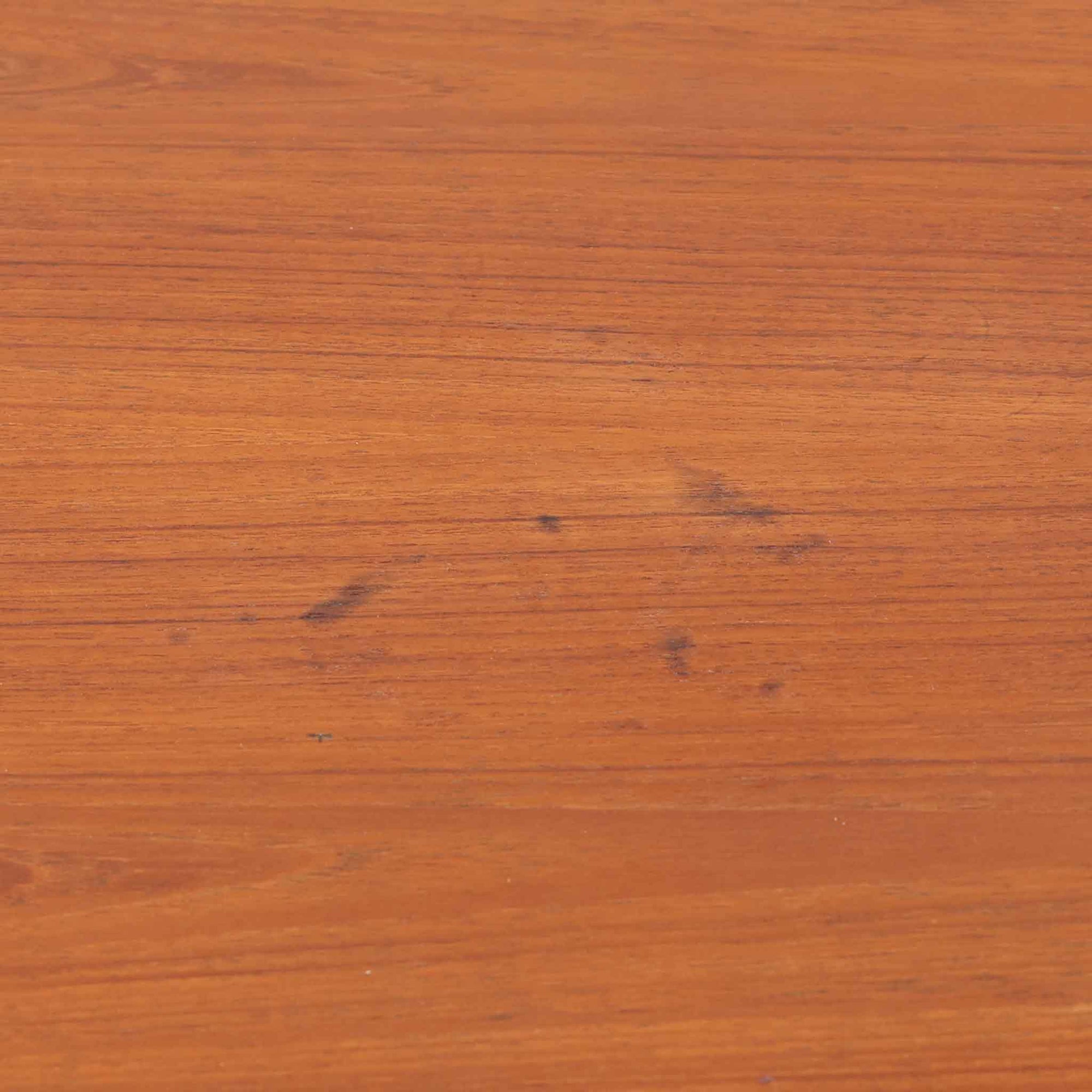 Hans J. Wegnerがデザインを手がけ、Andreas Tuck社から発表されたエクステンションダイニングテーブル「AT312」は、チークとオークのコントラストが美しい北欧ビンテージの名作です。幅140cmから240cmまで拡張可能な機能的な構造により、日常使いから来客時まで柔軟に対応します。緩やかにテーパーした脚部や天板縁の繊細な面取りなど、細部にまでウェグナーの美意識が息づいており、使い込むほどに味わいを深める逸品です。