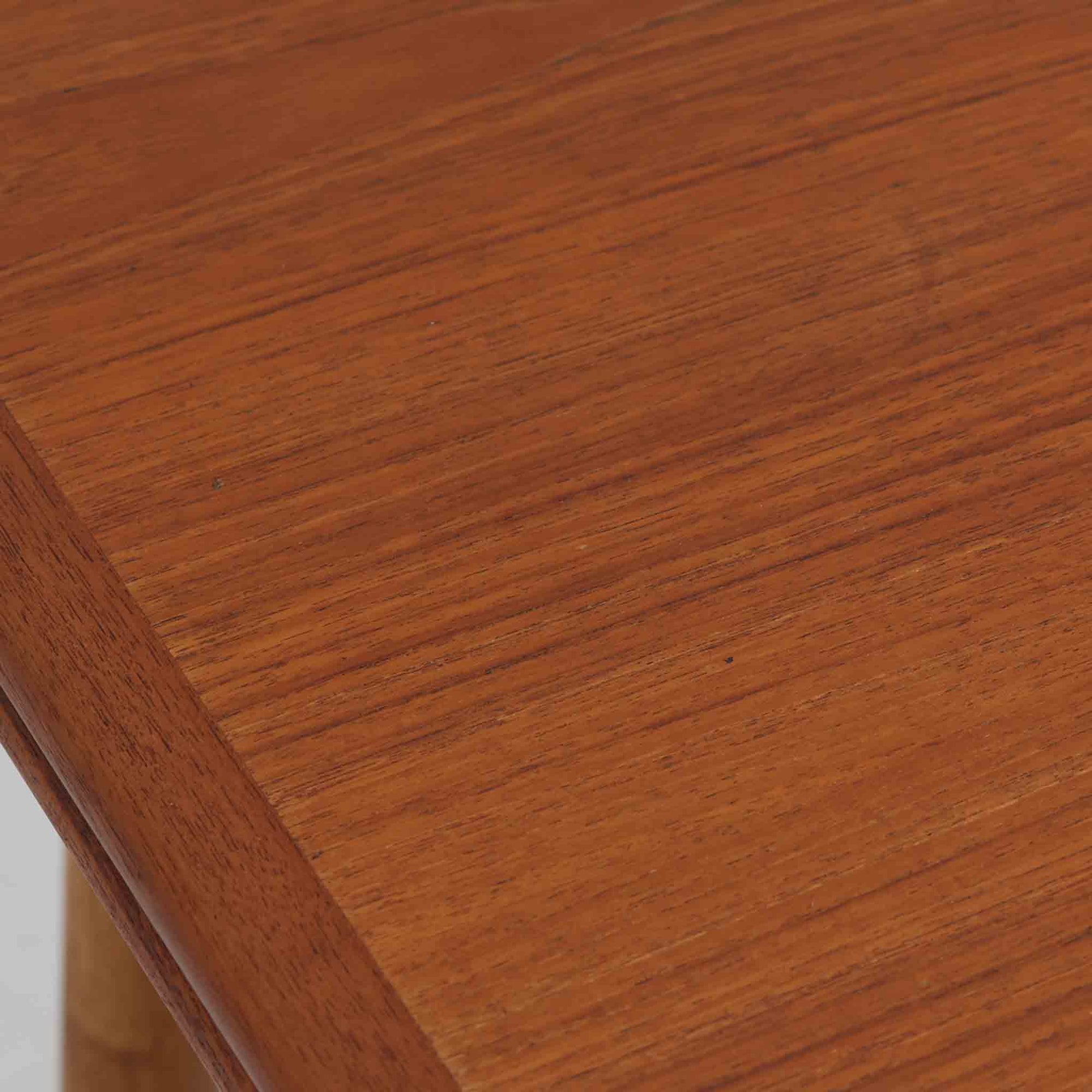 Hans J. Wegnerがデザインを手がけ、Andreas Tuck社から発表されたエクステンションダイニングテーブル「AT312」は、チークとオークのコントラストが美しい北欧ビンテージの名作です。幅140cmから240cmまで拡張可能な機能的な構造により、日常使いから来客時まで柔軟に対応します。緩やかにテーパーした脚部や天板縁の繊細な面取りなど、細部にまでウェグナーの美意識が息づいており、使い込むほどに味わいを深める逸品です。