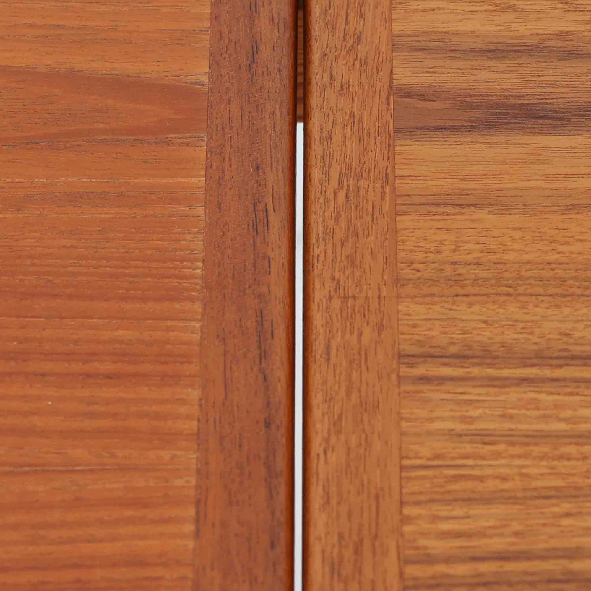 Hans J. Wegnerがデザインを手がけ、Andreas Tuck社から発表されたエクステンションダイニングテーブル「AT312」は、チークとオークのコントラストが美しい北欧ビンテージの名作です。幅140cmから240cmまで拡張可能な機能的な構造により、日常使いから来客時まで柔軟に対応します。緩やかにテーパーした脚部や天板縁の繊細な面取りなど、細部にまでウェグナーの美意識が息づいており、使い込むほどに味わいを深める逸品です。