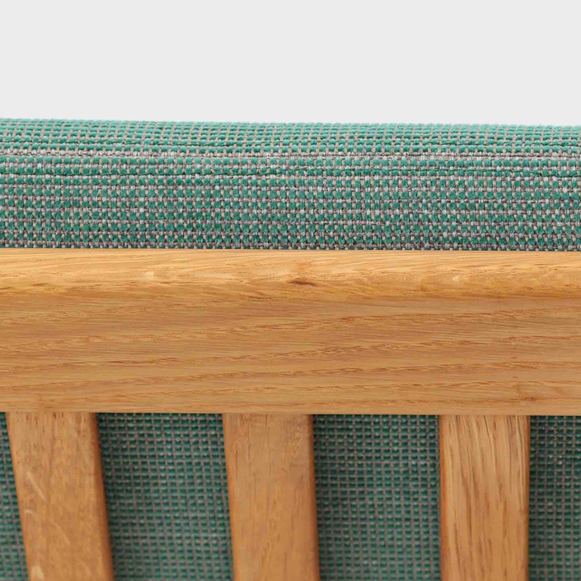 デンマークの国民的ブランドFDBによるビンテージのイージーチェア「J53」。デザイナーは北欧モダンデザインの旗手、Poul M. Volther（ポール・M・ヴォルター）。J53は同氏が手掛けたJシリーズの中でも希少なラウンジチェアタイプで、ゆったりとした座り心地とシンプルな構造美が魅力です。フレームには美しい木目を持つオーク材が使用されており、ナチュラルな風合いが北欧らしい温もりを感じさせます。背面の縦格子デザインや、柔らかくカーブしたアームの形状にも同氏ならではのディテールが感じられます。クッションは新たに張り替え済みで、清潔感のあるグレー系のファブリックが品のある印象を与えます。座面裏FDBのロゴがございます。