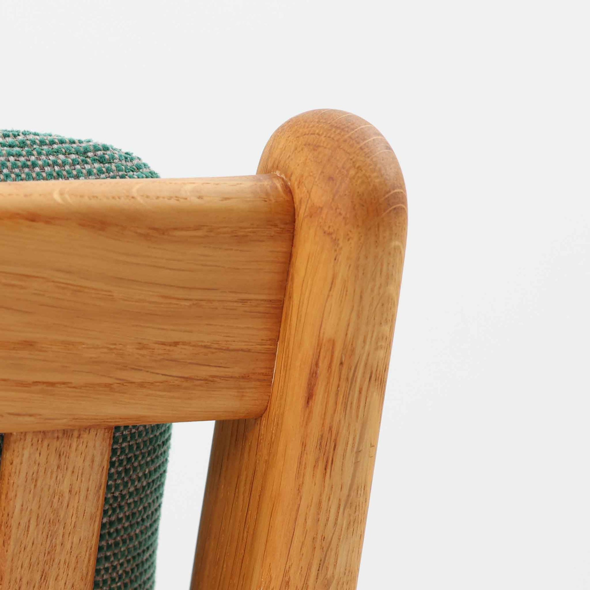 デンマークの国民的ブランドFDBによるビンテージのイージーチェア「J53」。デザイナーは北欧モダンデザインの旗手、Poul M. Volther（ポール・M・ヴォルター）。J53は同氏が手掛けたJシリーズの中でも希少なラウンジチェアタイプで、ゆったりとした座り心地とシンプルな構造美が魅力です。フレームには美しい木目を持つオーク材が使用されており、ナチュラルな風合いが北欧らしい温もりを感じさせます。背面の縦格子デザインや、柔らかくカーブしたアームの形状にも同氏ならではのディテールが感じられます。クッションは新たに張り替え済みで、清潔感のあるグレー系のファブリックが品のある印象を与えます。座面裏FDBのロゴがございます。