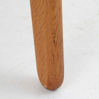 デンマークの国民的ブランドFDBによるビンテージのイージーチェア「J53」。デザイナーは北欧モダンデザインの旗手、Poul M. Volther（ポール・M・ヴォルター）。J53は同氏が手掛けたJシリーズの中でも希少なラウンジチェアタイプで、ゆったりとした座り心地とシンプルな構造美が魅力です。フレームには美しい木目を持つオーク材が使用されており、ナチュラルな風合いが北欧らしい温もりを感じさせます。背面の縦格子デザインや、柔らかくカーブしたアームの形状にも同氏ならではのディテールが感じられます。クッションは新たに張り替え済みで、清潔感のあるグレー系のファブリックが品のある印象を与えます。座面裏FDBのロゴがございます。