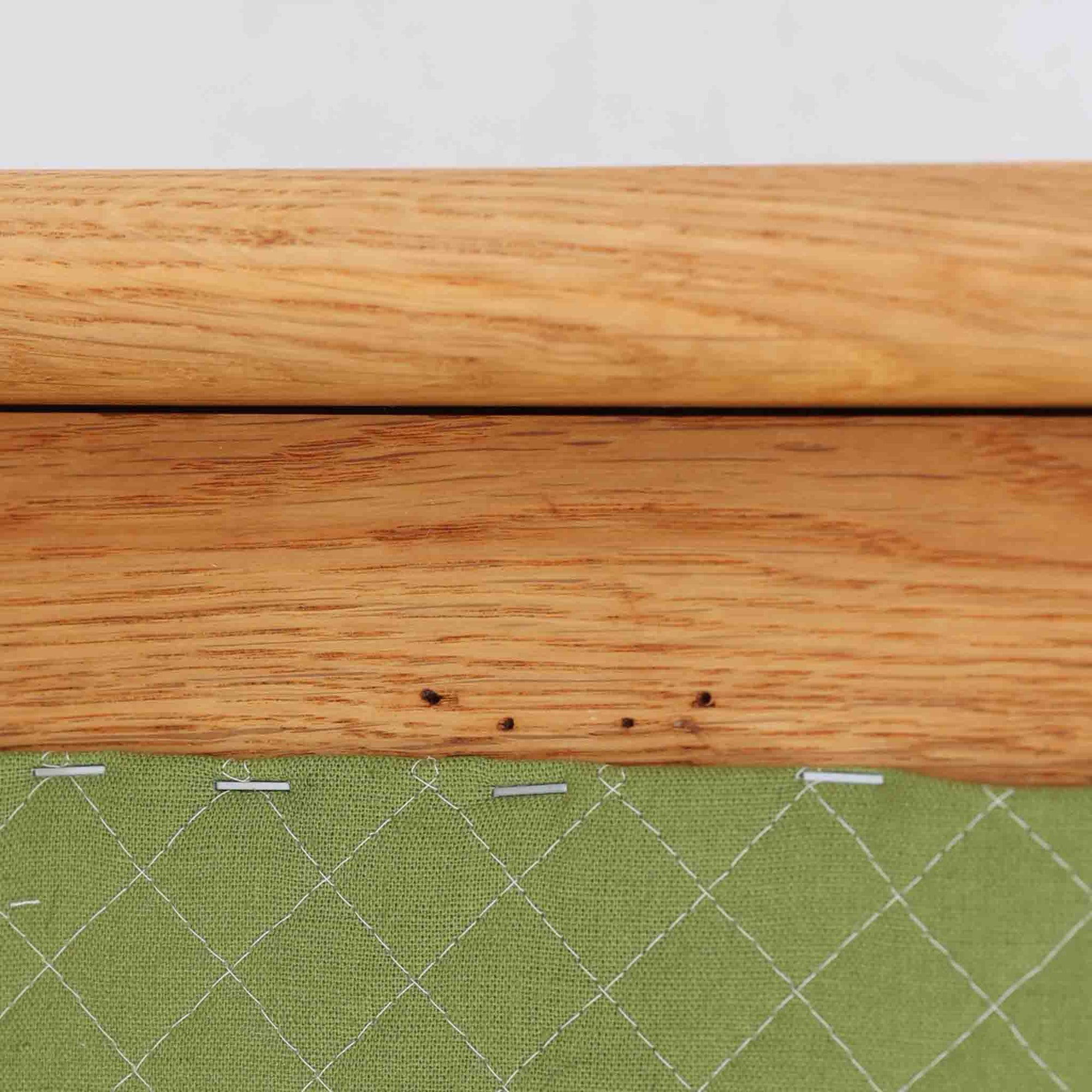 デンマークの国民的ブランドFDBによるビンテージのイージーチェア「J53」。デザイナーは北欧モダンデザインの旗手、Poul M. Volther（ポール・M・ヴォルター）。J53は同氏が手掛けたJシリーズの中でも希少なラウンジチェアタイプで、ゆったりとした座り心地とシンプルな構造美が魅力です。フレームには美しい木目を持つオーク材が使用されており、ナチュラルな風合いが北欧らしい温もりを感じさせます。背面の縦格子デザインや、柔らかくカーブしたアームの形状にも同氏ならではのディテールが感じられます。クッションは新たに張り替え済みで、清潔感のあるグレー系のファブリックが品のある印象を与えます。座面裏FDBのロゴがございます。