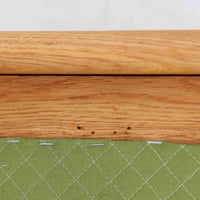 デンマークの国民的ブランドFDBによるビンテージのイージーチェア「J53」。デザイナーは北欧モダンデザインの旗手、Poul M. Volther（ポール・M・ヴォルター）。J53は同氏が手掛けたJシリーズの中でも希少なラウンジチェアタイプで、ゆったりとした座り心地とシンプルな構造美が魅力です。フレームには美しい木目を持つオーク材が使用されており、ナチュラルな風合いが北欧らしい温もりを感じさせます。背面の縦格子デザインや、柔らかくカーブしたアームの形状にも同氏ならではのディテールが感じられます。クッションは新たに張り替え済みで、清潔感のあるグレー系のファブリックが品のある印象を与えます。座面裏FDBのロゴがございます。