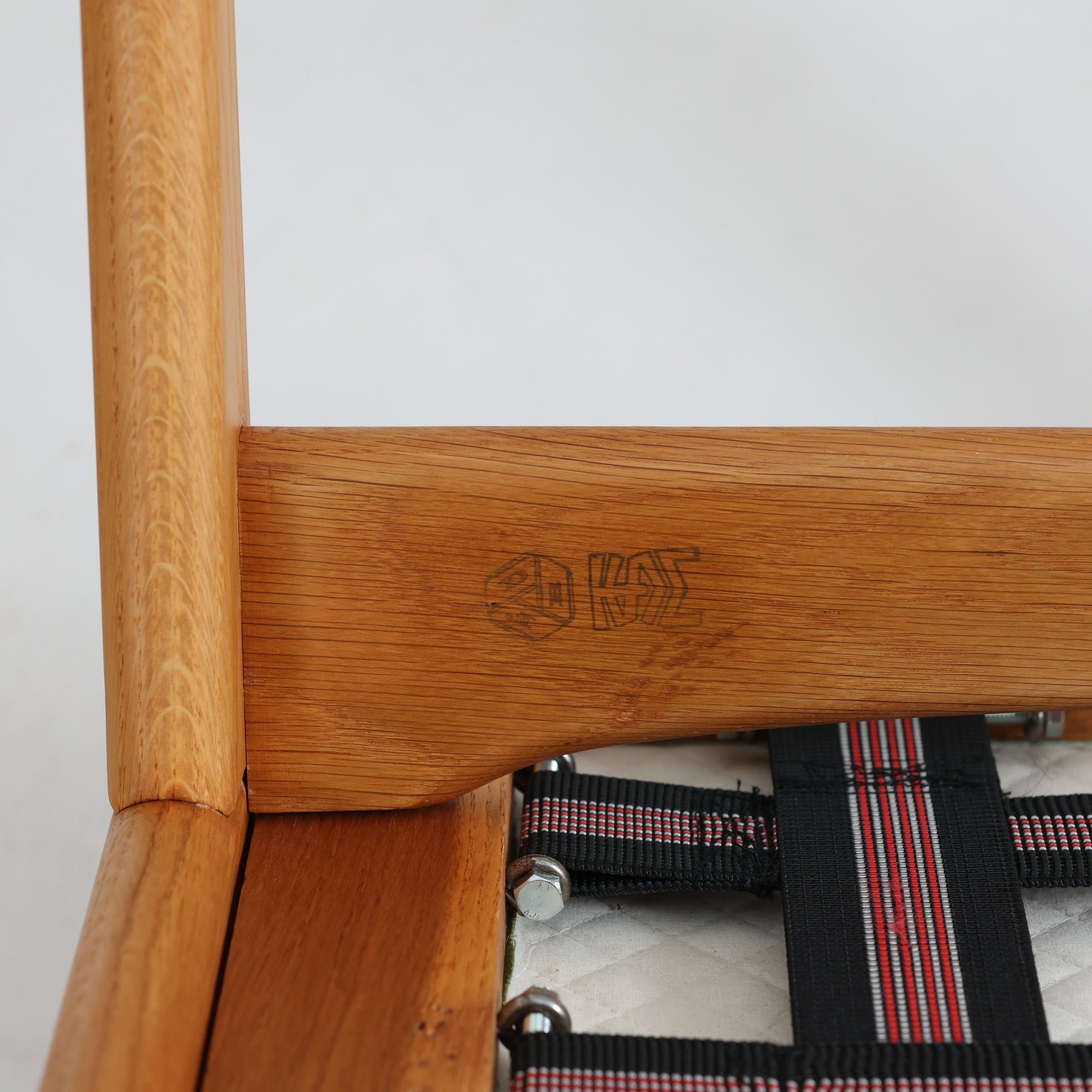 デンマークの国民的ブランドFDBによるビンテージのイージーチェア「J53」。デザイナーは北欧モダンデザインの旗手、Poul M. Volther（ポール・M・ヴォルター）。J53は同氏が手掛けたJシリーズの中でも希少なラウンジチェアタイプで、ゆったりとした座り心地とシンプルな構造美が魅力です。フレームには美しい木目を持つオーク材が使用されており、ナチュラルな風合いが北欧らしい温もりを感じさせます。背面の縦格子デザインや、柔らかくカーブしたアームの形状にも同氏ならではのディテールが感じられます。クッションは新たに張り替え済みで、清潔感のあるグレー系のファブリックが品のある印象を与えます。座面裏FDBのロゴがございます。