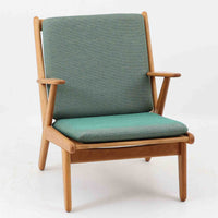 デンマークの国民的ブランドFDBによるビンテージのイージーチェア「J53」。デザイナーは北欧モダンデザインの旗手、Poul M. Volther（ポール・M・ヴォルター）。J53は同氏が手掛けたJシリーズの中でも希少なラウンジチェアタイプで、ゆったりとした座り心地とシンプルな構造美が魅力です。フレームには美しい木目を持つオーク材が使用されており、ナチュラルな風合いが北欧らしい温もりを感じさせます。背面の縦格子デザインや、柔らかくカーブしたアームの形状にも同氏ならではのディテールが感じられます。クッションは新たに張り替え済みで、清潔感のあるグレー系のファブリックが品のある印象を与えます。座面裏FDBのロゴがございます。