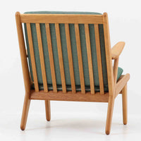 デンマークの国民的ブランドFDBによるビンテージのイージーチェア「J53」。デザイナーは北欧モダンデザインの旗手、Poul M. Volther（ポール・M・ヴォルター）。J53は同氏が手掛けたJシリーズの中でも希少なラウンジチェアタイプで、ゆったりとした座り心地とシンプルな構造美が魅力です。フレームには美しい木目を持つオーク材が使用されており、ナチュラルな風合いが北欧らしい温もりを感じさせます。背面の縦格子デザインや、柔らかくカーブしたアームの形状にも同氏ならではのディテールが感じられます。クッションは新たに張り替え済みで、清潔感のあるグレー系のファブリックが品のある印象を与えます。座面裏FDBのロゴがございます。