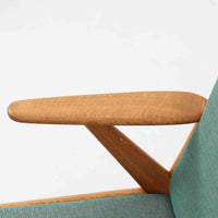 デンマークの国民的ブランドFDBによるビンテージのイージーチェア「J53」。デザイナーは北欧モダンデザインの旗手、Poul M. Volther（ポール・M・ヴォルター）。J53は同氏が手掛けたJシリーズの中でも希少なラウンジチェアタイプで、ゆったりとした座り心地とシンプルな構造美が魅力です。フレームには美しい木目を持つオーク材が使用されており、ナチュラルな風合いが北欧らしい温もりを感じさせます。背面の縦格子デザインや、柔らかくカーブしたアームの形状にも同氏ならではのディテールが感じられます。クッションは新たに張り替え済みで、清潔感のあるグレー系のファブリックが品のある印象を与えます。座面裏FDBのロゴがございます。