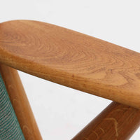 デンマークの国民的ブランドFDBによるビンテージのイージーチェア「J53」。デザイナーは北欧モダンデザインの旗手、Poul M. Volther（ポール・M・ヴォルター）。J53は同氏が手掛けたJシリーズの中でも希少なラウンジチェアタイプで、ゆったりとした座り心地とシンプルな構造美が魅力です。フレームには美しい木目を持つオーク材が使用されており、ナチュラルな風合いが北欧らしい温もりを感じさせます。背面の縦格子デザインや、柔らかくカーブしたアームの形状にも同氏ならではのディテールが感じられます。クッションは新たに張り替え済みで、清潔感のあるグレー系のファブリックが品のある印象を与えます。座面裏FDBのロゴがございます。