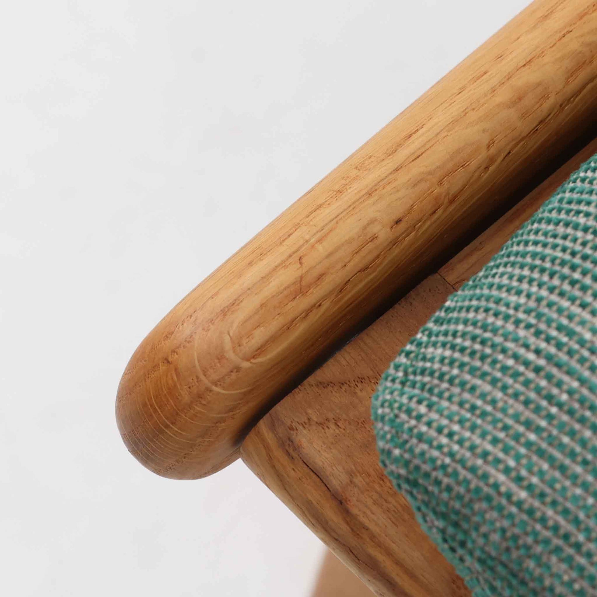 デンマークの国民的ブランドFDBによるビンテージのイージーチェア「J53」。デザイナーは北欧モダンデザインの旗手、Poul M. Volther（ポール・M・ヴォルター）。J53は同氏が手掛けたJシリーズの中でも希少なラウンジチェアタイプで、ゆったりとした座り心地とシンプルな構造美が魅力です。フレームには美しい木目を持つオーク材が使用されており、ナチュラルな風合いが北欧らしい温もりを感じさせます。背面の縦格子デザインや、柔らかくカーブしたアームの形状にも同氏ならではのディテールが感じられます。クッションは新たに張り替え済みで、清潔感のあるグレー系のファブリックが品のある印象を与えます。座面裏FDBのロゴがございます。