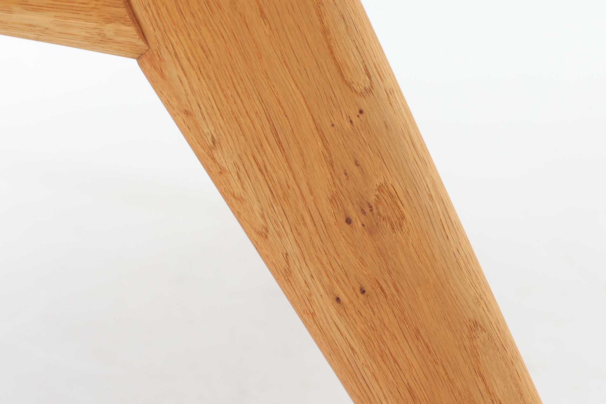 デンマークの国民的ブランドFDBによるビンテージのイージーチェア「J53」。デザイナーは北欧モダンデザインの旗手、Poul m. Volther（ポール・m・ヴォルター）。J53は同氏が手掛けたJシリーズの中でも希少なラウンジチェアタイプで、ゆったりとした座り心地とシンプルな構造美が魅力です。フレームには美しい木目を持つオーク材が使用されており、ナチュラルな風合いが北欧らしい温もりを感じさせます。背面の縦格子デザインや、柔らかくカーブしたアームの形状にも同氏ならではのディテールが感じられます。クッションは新たに張り替え済みで、清潔感のあるアイボリー系のファブリックが品のある印象を与えます。背面に「mADE IN DENmARK」およびFDBの刻印あり。