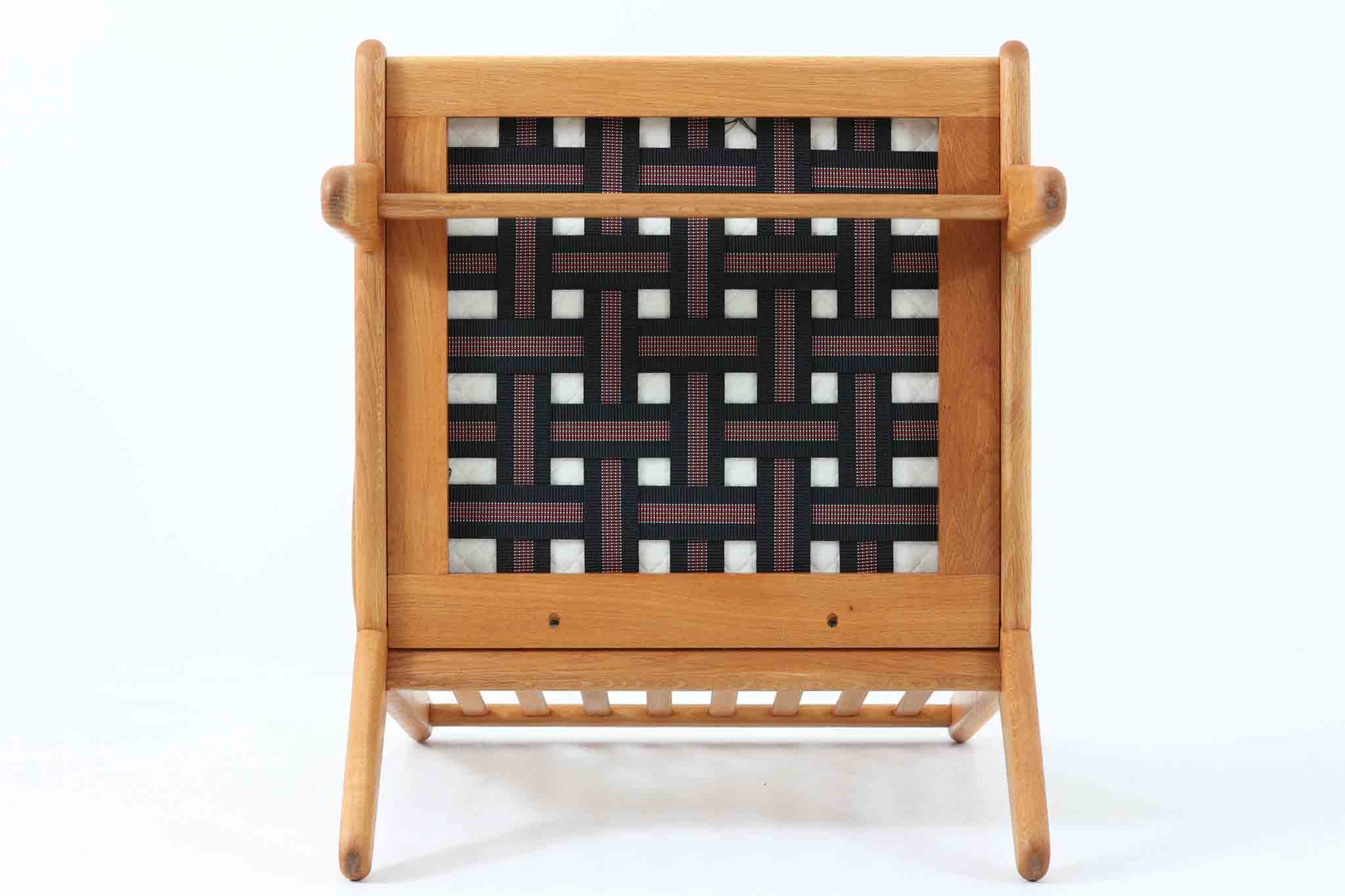 デンマークの国民的ブランドFDBによるビンテージのイージーチェア「J53」。デザイナーは北欧モダンデザインの旗手、Poul m. Volther（ポール・m・ヴォルター）。J53は同氏が手掛けたJシリーズの中でも希少なラウンジチェアタイプで、ゆったりとした座り心地とシンプルな構造美が魅力です。フレームには美しい木目を持つオーク材が使用されており、ナチュラルな風合いが北欧らしい温もりを感じさせます。背面の縦格子デザインや、柔らかくカーブしたアームの形状にも同氏ならではのディテールが感じられます。クッションは新たに張り替え済みで、清潔感のあるアイボリー系のファブリックが品のある印象を与えます。背面に「mADE IN DENmARK」およびFDBの刻印あり。