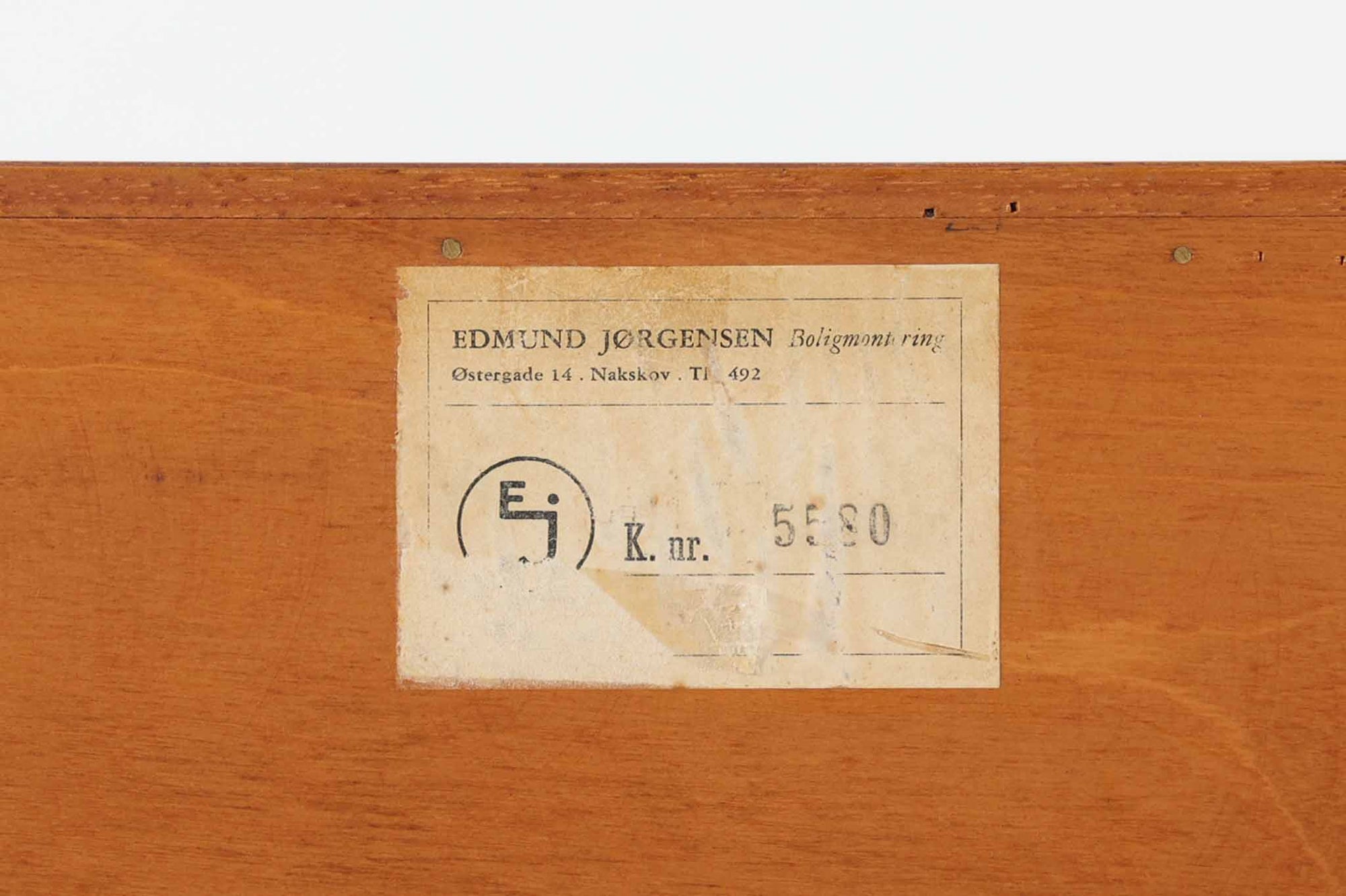 北欧より買い付けたローボードです。Gunni Omannのデザインの中でも、特に小ぶりなローボードは非常に希少で、現地でもなかなか見かけることはありません。幅85cmとコンパクトながら、引き出しが3杯、さらにドロップダウン式の開き戸も備えており、機能性に優れています。脚のデザインもGunni Omannならではの特徴的なもので、クオリティーの高い作品です。良質なチーク材が使用されており、経年によって変化した色味が魅力的です。