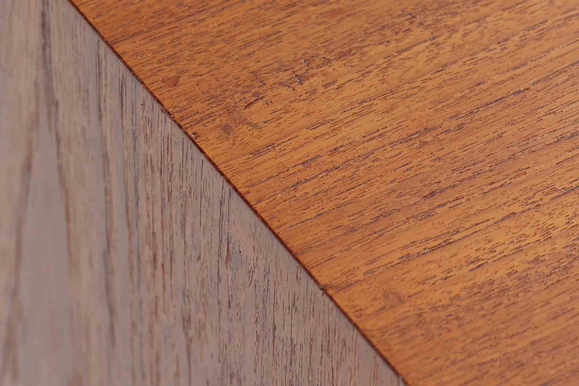 北欧より買い付けたローボードです。Gunni Omannのデザインの中でも、特に小ぶりなローボードは非常に希少で、現地でもなかなか見かけることはありません。幅85cmとコンパクトながら、引き出しが3杯、さらにドロップダウン式の開き戸も備えており、機能性に優れています。脚のデザインもGunni Omannならではの特徴的なもので、クオリティーの高い作品です。良質なチーク材が使用されており、経年によって変化した色味が魅力的です。