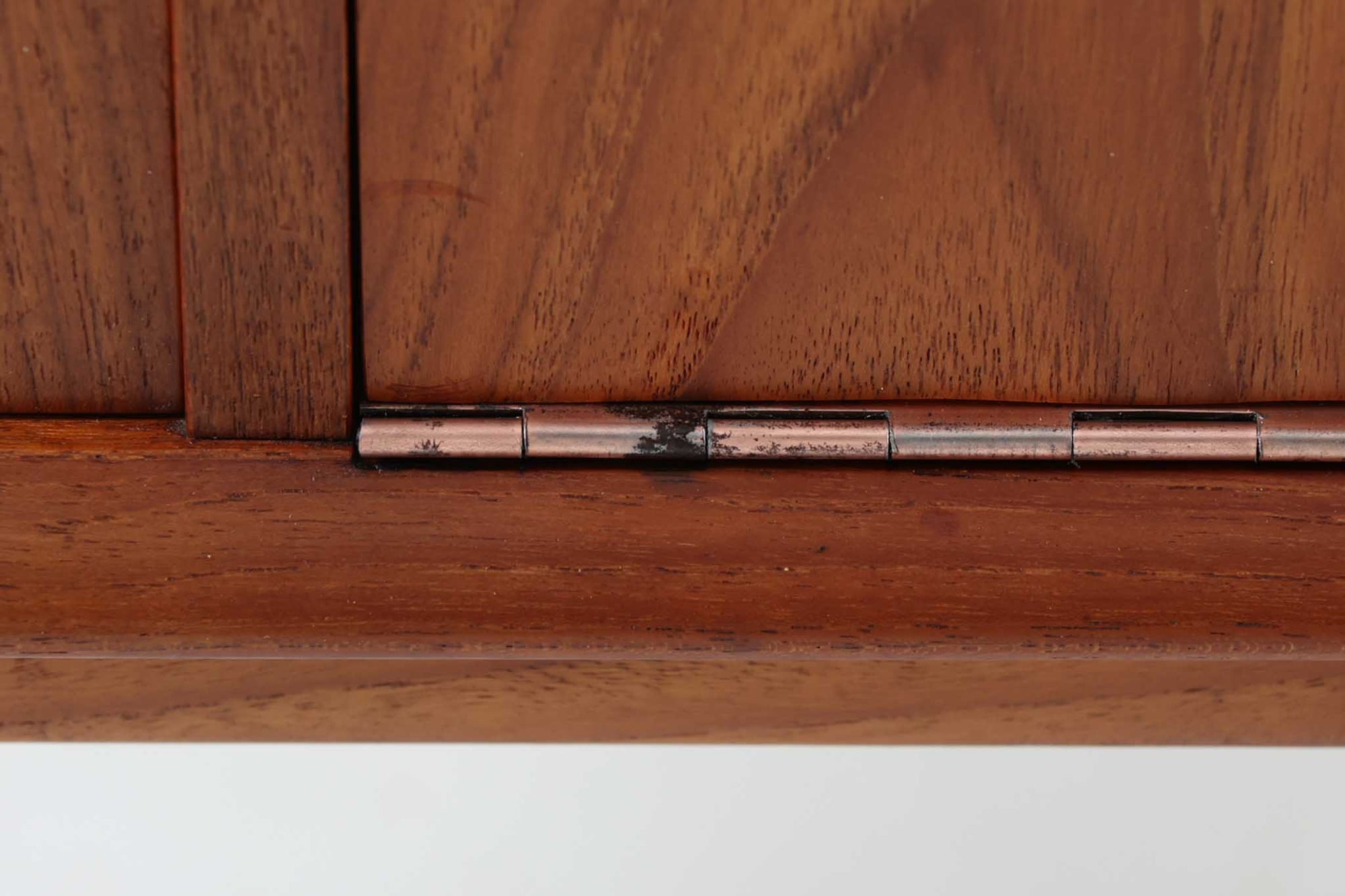 北欧より買い付けたローボードです。Gunni Omannのデザインの中でも、特に小ぶりなローボードは非常に希少で、現地でもなかなか見かけることはありません。幅85cmとコンパクトながら、引き出しが3杯、さらにドロップダウン式の開き戸も備えており、機能性に優れています。脚のデザインもGunni Omannならではの特徴的なもので、クオリティーの高い作品です。良質なチーク材が使用されており、経年によって変化した色味が魅力的です。