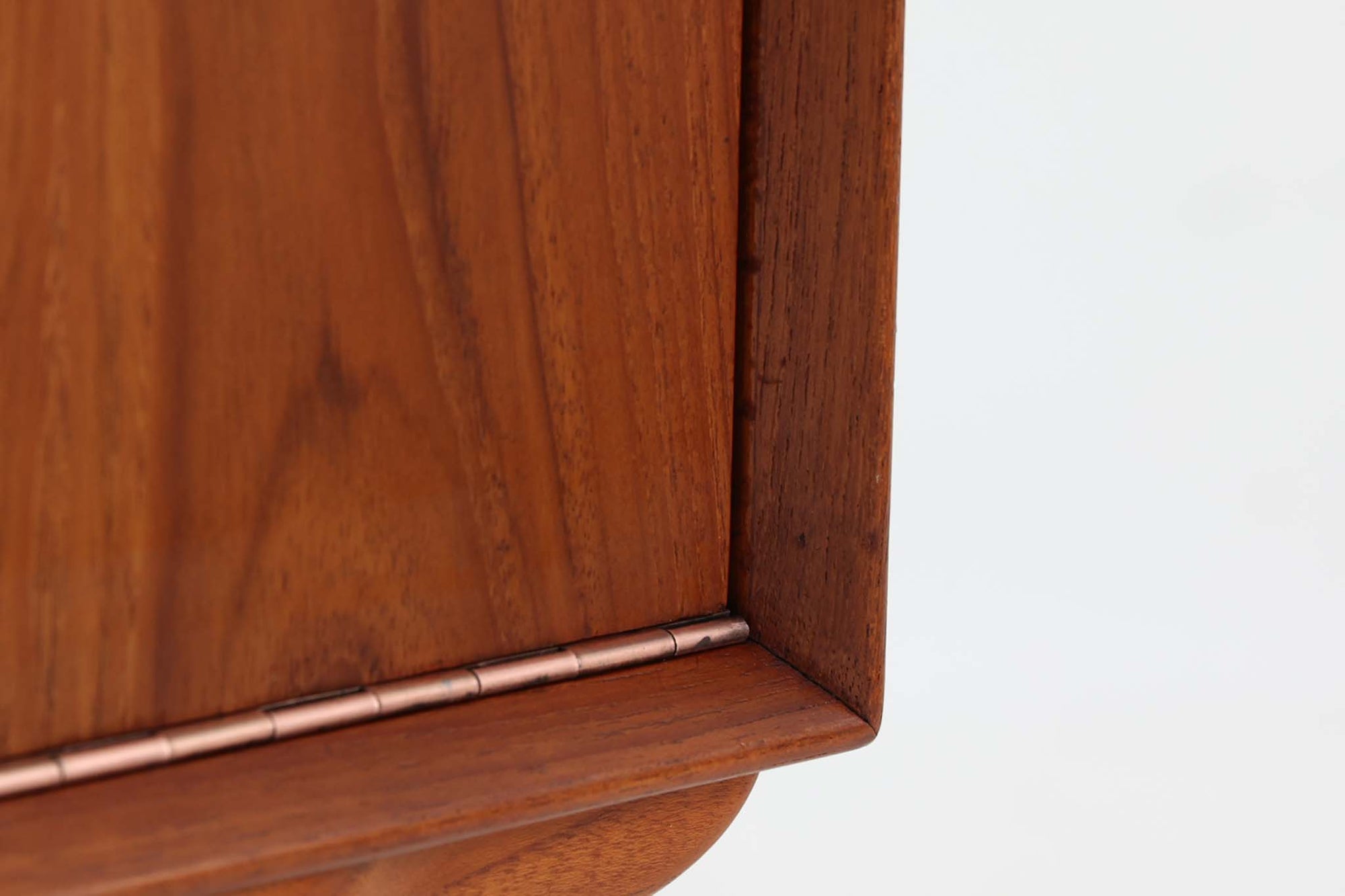 北欧より買い付けたローボードです。Gunni Omannのデザインの中でも、特に小ぶりなローボードは非常に希少で、現地でもなかなか見かけることはありません。幅85cmとコンパクトながら、引き出しが3杯、さらにドロップダウン式の開き戸も備えており、機能性に優れています。脚のデザインもGunni Omannならではの特徴的なもので、クオリティーの高い作品です。良質なチーク材が使用されており、経年によって変化した色味が魅力的です。