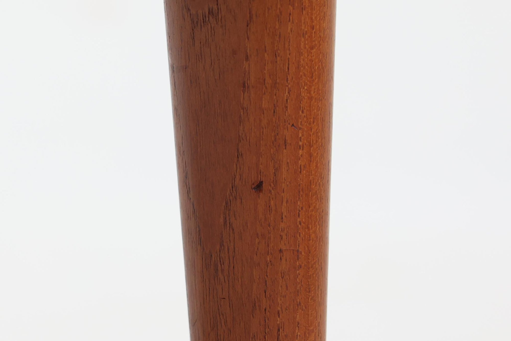 北欧より買い付けたローボードです。Gunni Omannのデザインの中でも、特に小ぶりなローボードは非常に希少で、現地でもなかなか見かけることはありません。幅85cmとコンパクトながら、引き出しが3杯、さらにドロップダウン式の開き戸も備えており、機能性に優れています。脚のデザインもGunni Omannならではの特徴的なもので、クオリティーの高い作品です。良質なチーク材が使用されており、経年によって変化した色味が魅力的です。