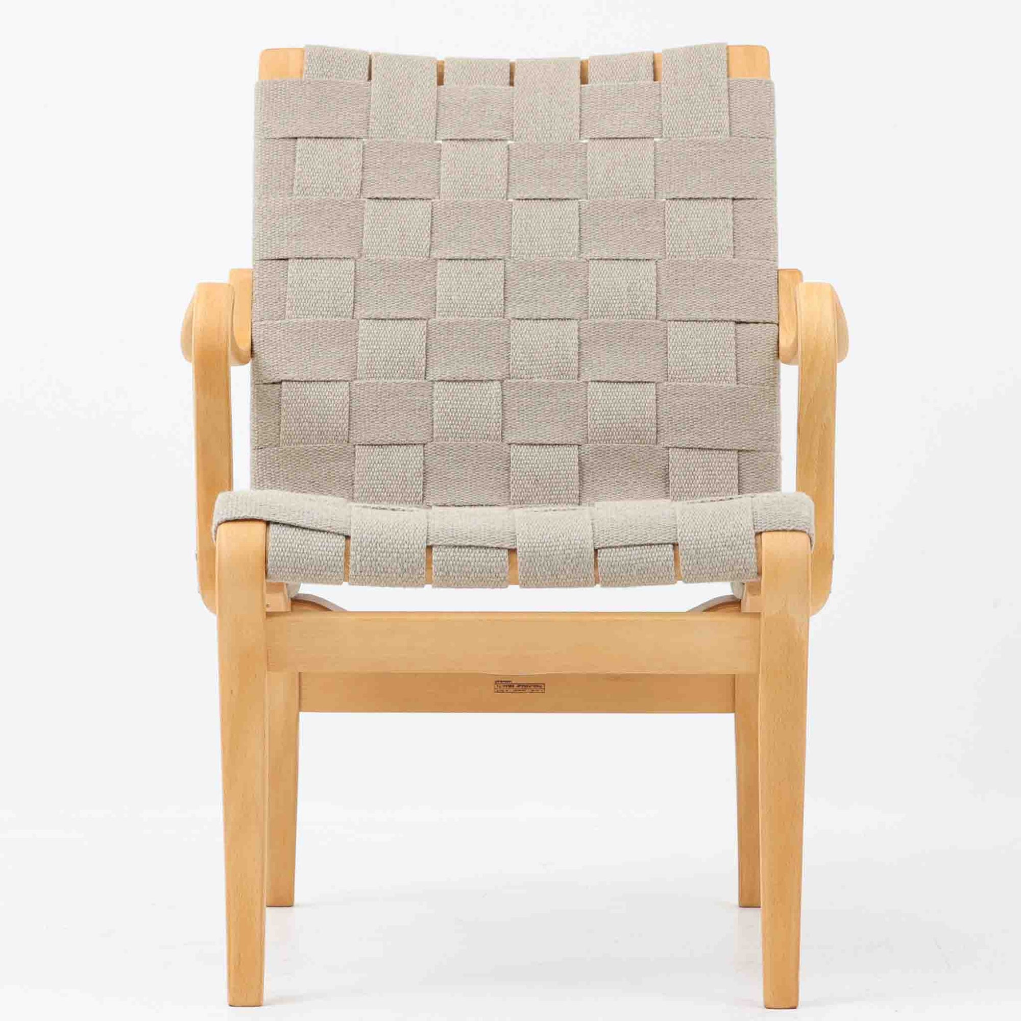 ブルーノ・マットソンによってデザインされたミナチェアは、ビーチ材フレームに張られたウェビングテープが身体をやさしく支える快適な座り心地を実現しています。独自の曲線美を描くフレームラインと軽やかな印象の素材使いが、北欧モダンデザインらしい機能美と優雅さを兼ね備え、リビングや書斎でのくつろぎの時間にぴったりの一脚です。